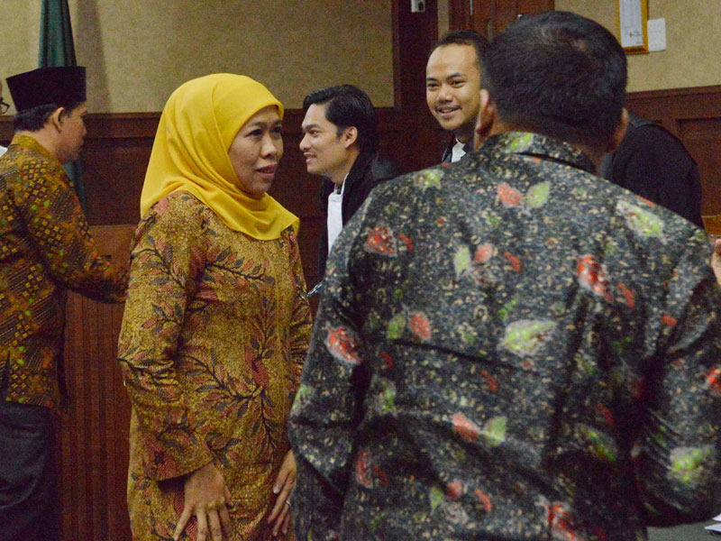 Khofifah Indar Parawansa bersama saksi lainnya setelah memberikan keterangan saat menjadi saksi sidang kasus suap jual beli jabatan.