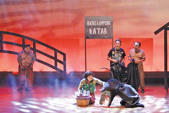 Indonesia Kita mementaskan lakon berjudul Celeng Oleng di Graha Bhakti Budaya, Taman Ismail Marzuki pada 5-6 Juli. 