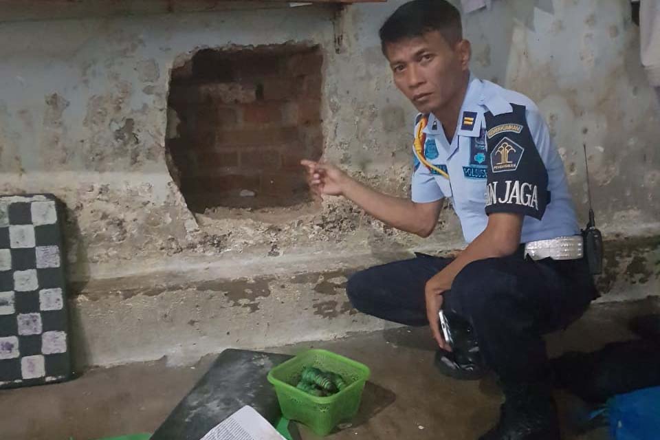 Sipir Rutan Kelas I Surakarta menunjukkan tembok yang berusaha dibobol 5 tahanan.