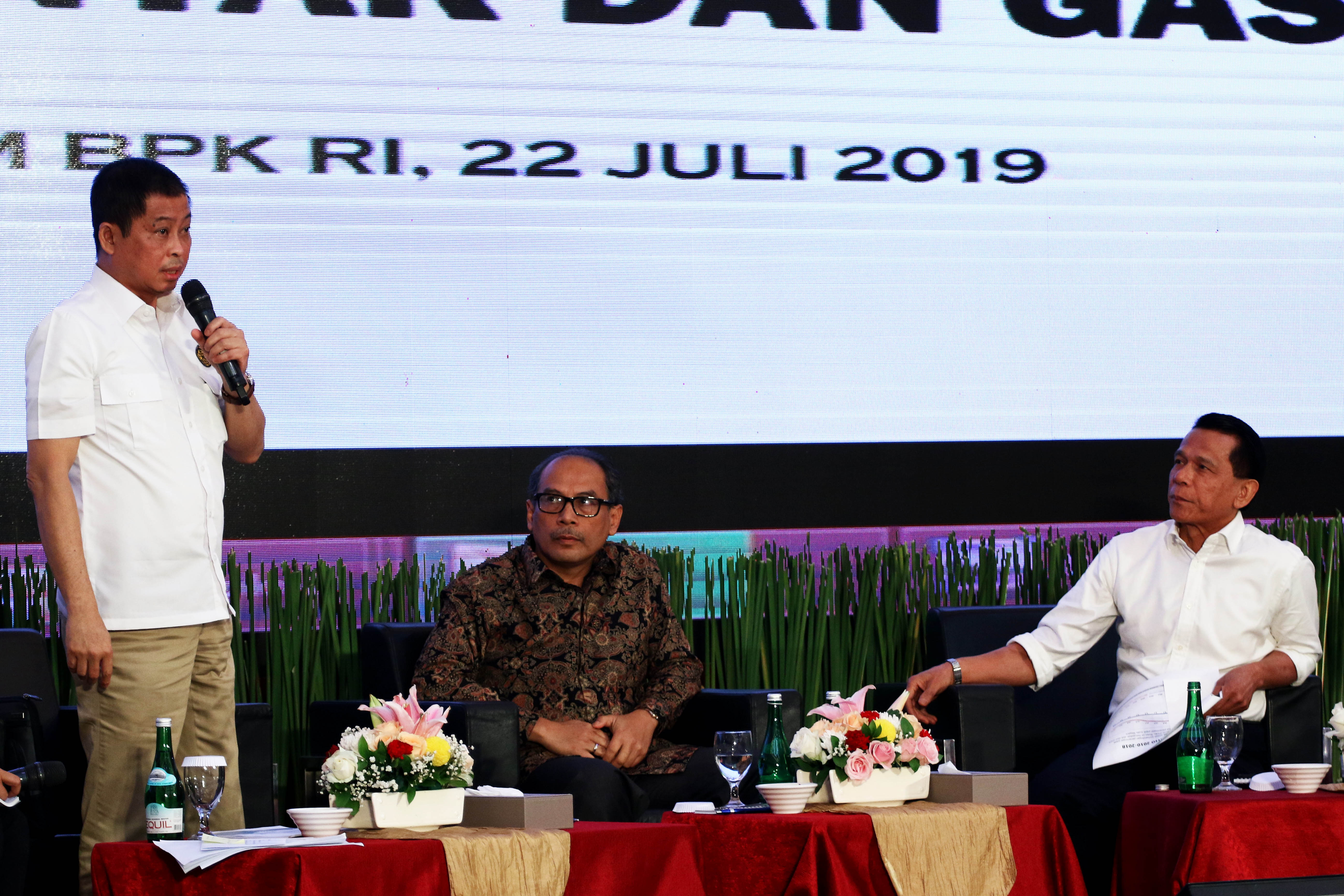 SEMINAR NASIONAL BPK 2019: Menteri Energi dan Sumber Daya Mineral (ESDM) Ignasius Jonan (kiri) 