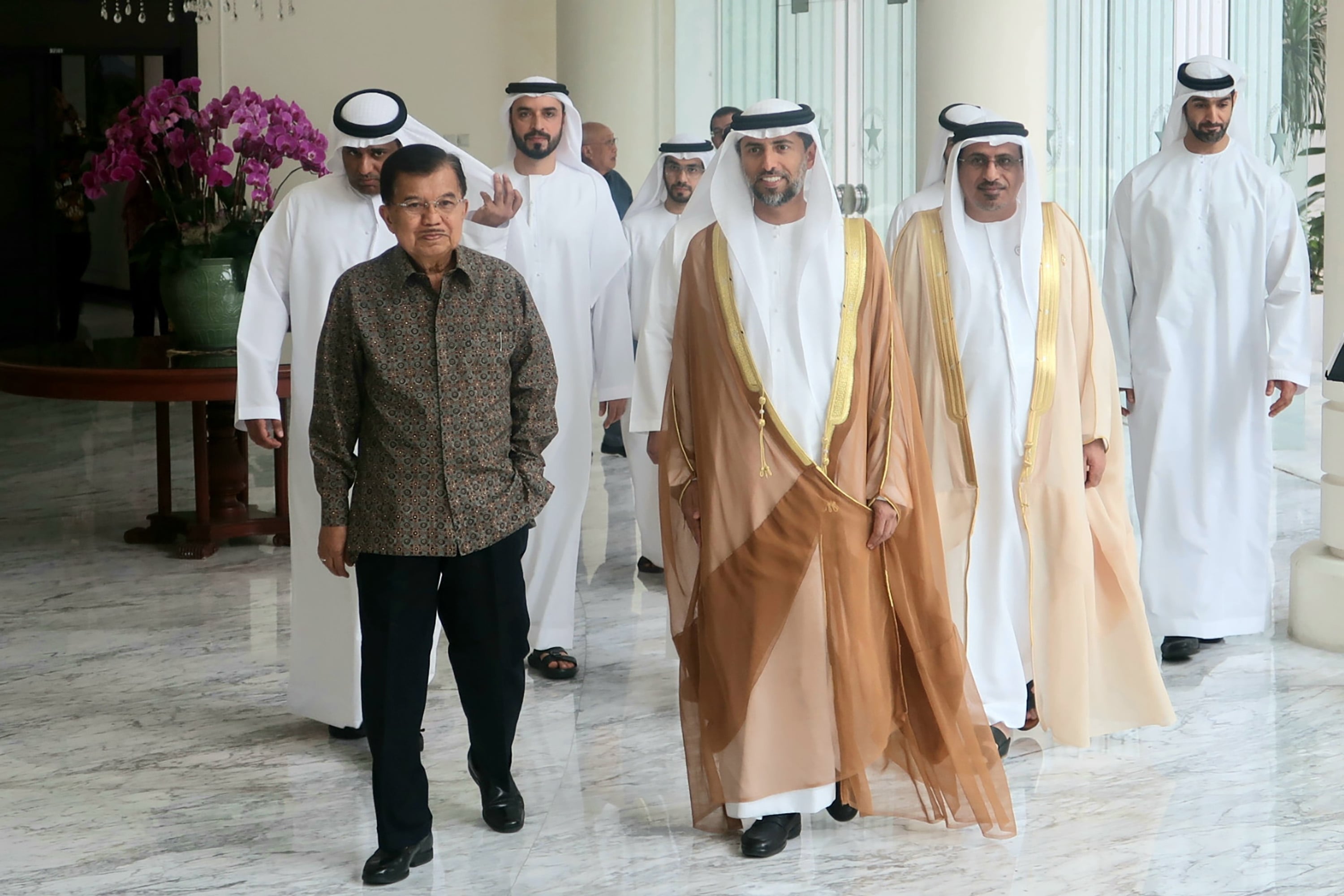  Wakil Presiden Jusuf Kalla berjalan bersama Menteri Energi dan Industri Uni Emirat Arab, Suhail Mohamed Al Mazrouei.