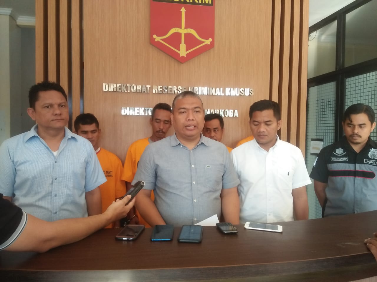 Direktur Kriminal Khusus Polda Babel, Komisaris Besar Indra Krismayadi (tengah) saat menjelaskan kasus ujaran kebencian, Rabu (3/7).