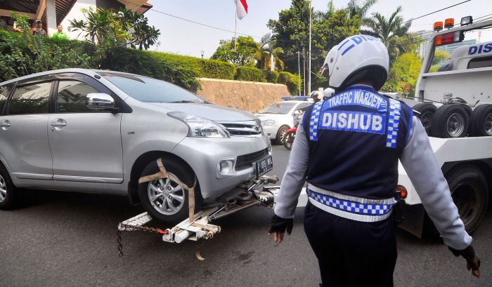 Sebuah mobil diderek oleh petugas Dishub.
