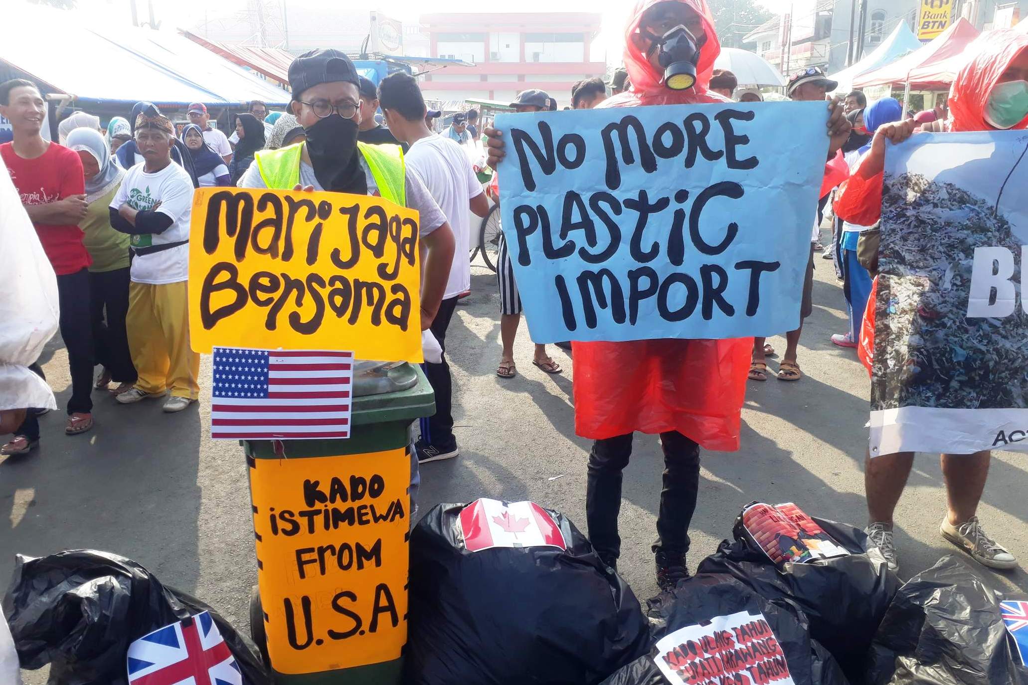 Sejumlah pegiat lingkungan menggelar aksi penolakan sampah impor di puncak perayaan Hari Lingkungan Hidup Sedunia di Karawang.