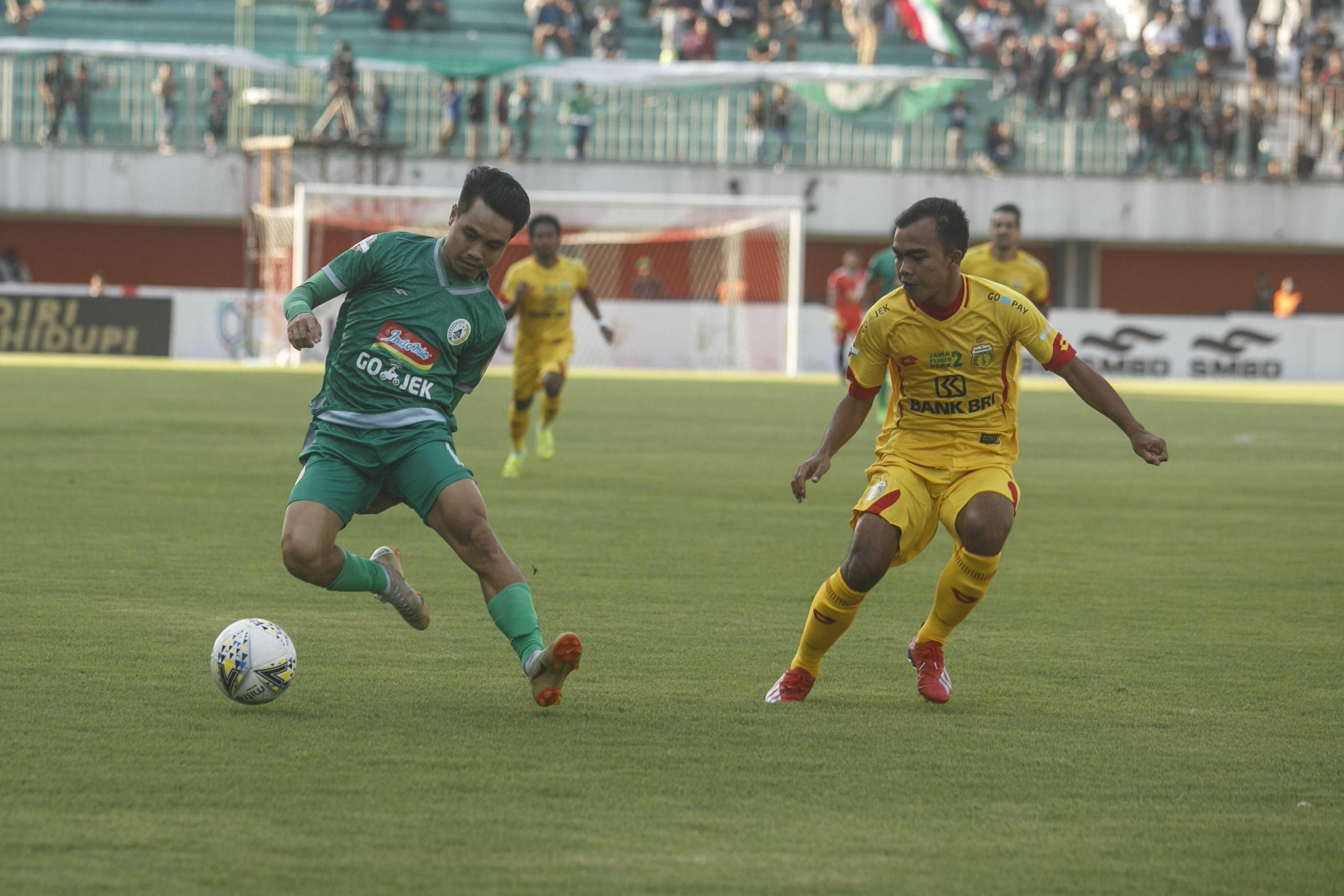 Pemain PSS Sleman Rangga Muslim (berkostum hijau) tidak diturunkan saat menjamu Persebaya pada Sabtu (13/7)  karena akumulasi kartu kuning. 