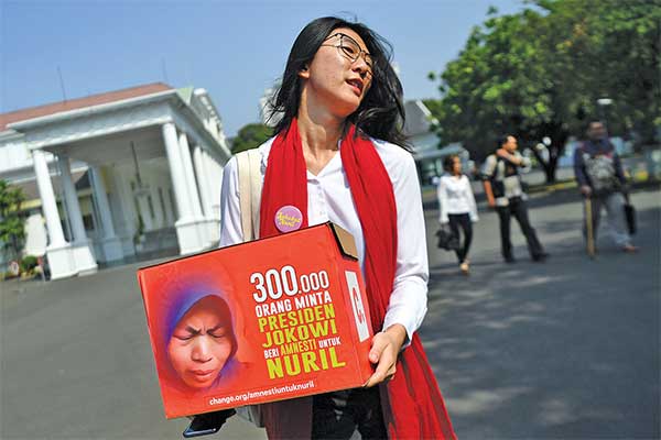 Seorang relawan membawa kotak berisi surat dukungan petisi amnesti terpidana kasus pelanggaran UU ITE, Baiq Nuril Maknun 