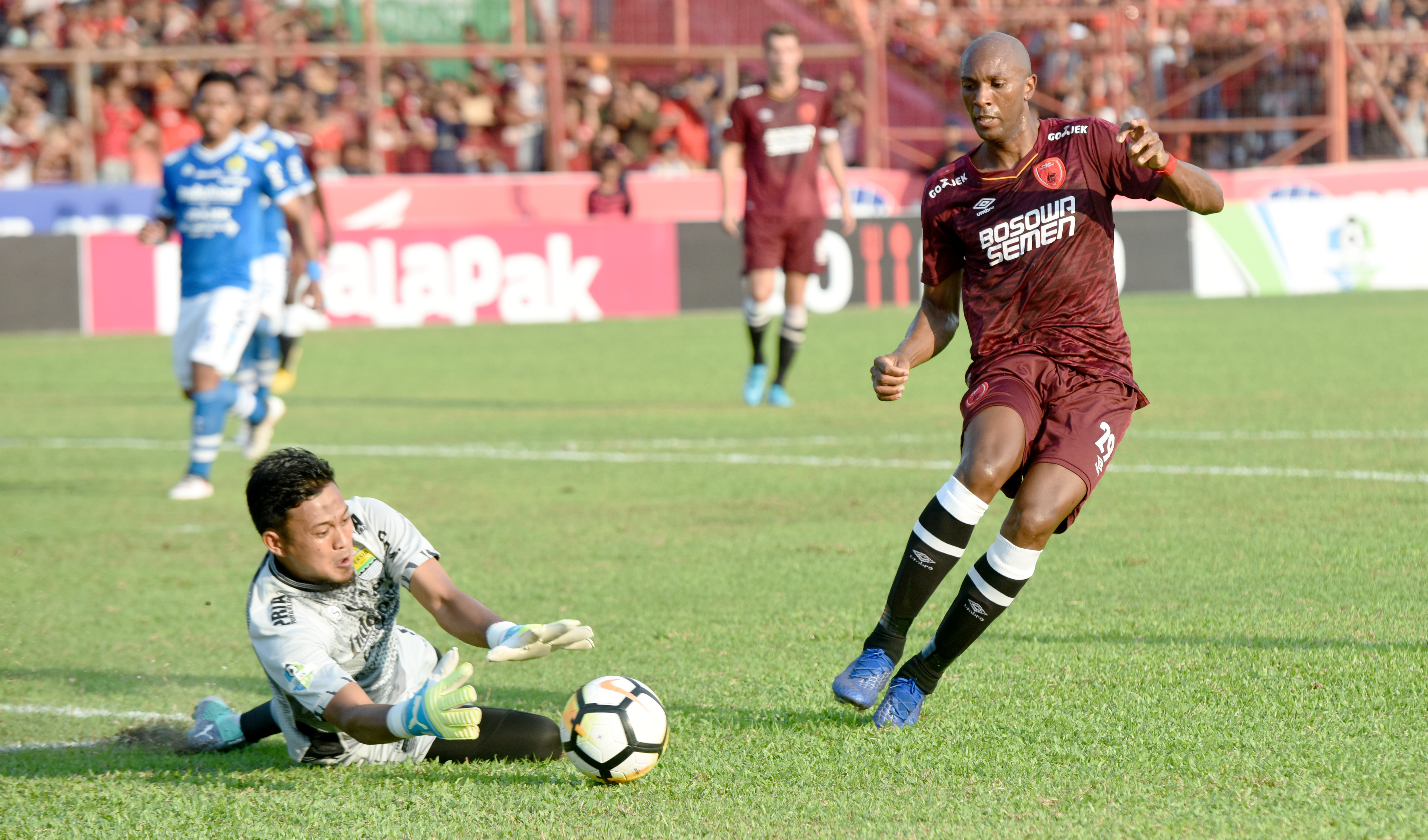 Penjaga gawang Persib M Natshir (kiri)