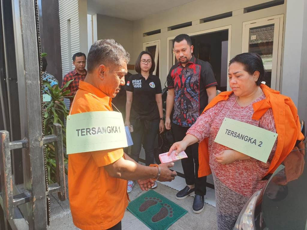 Rekonstruksi pembelian sabu oleh Komedian Nunung. 