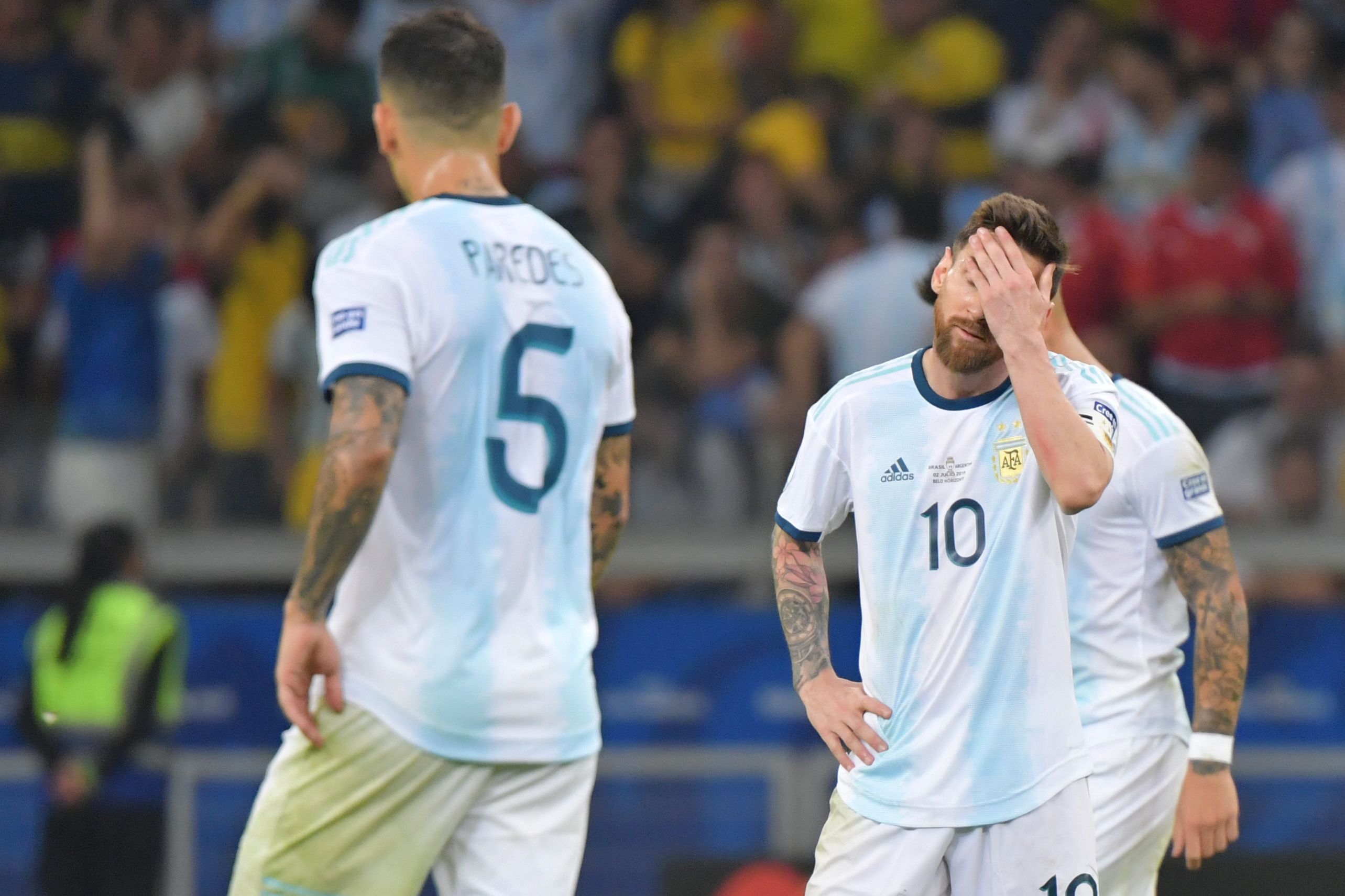 Lionel Messi dari Argentina memberi isyarat saat pertandingan semifinal turnamen sepak bola Copa America 