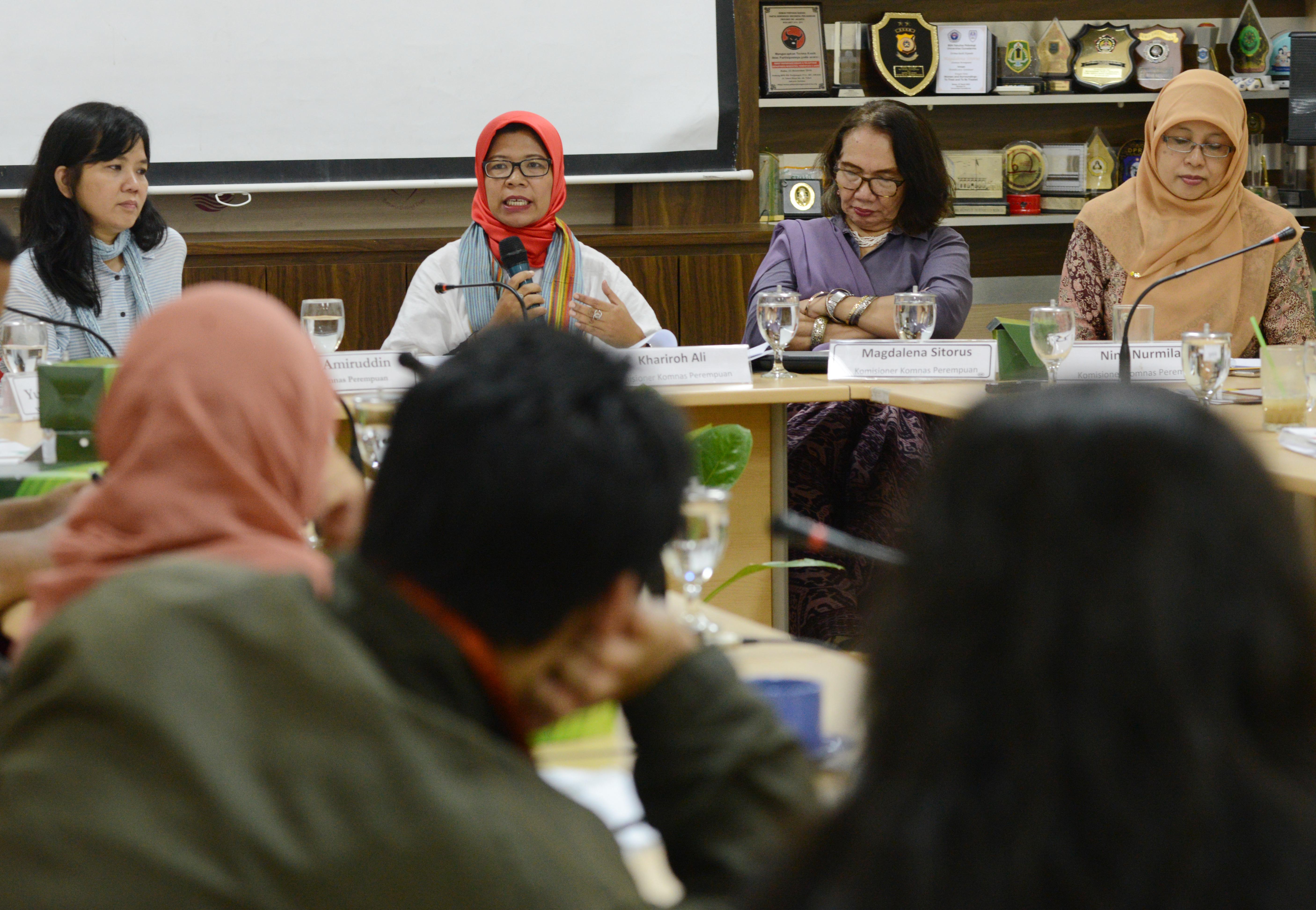 Anggota Komnas Perempuan melakukan diskusi. 