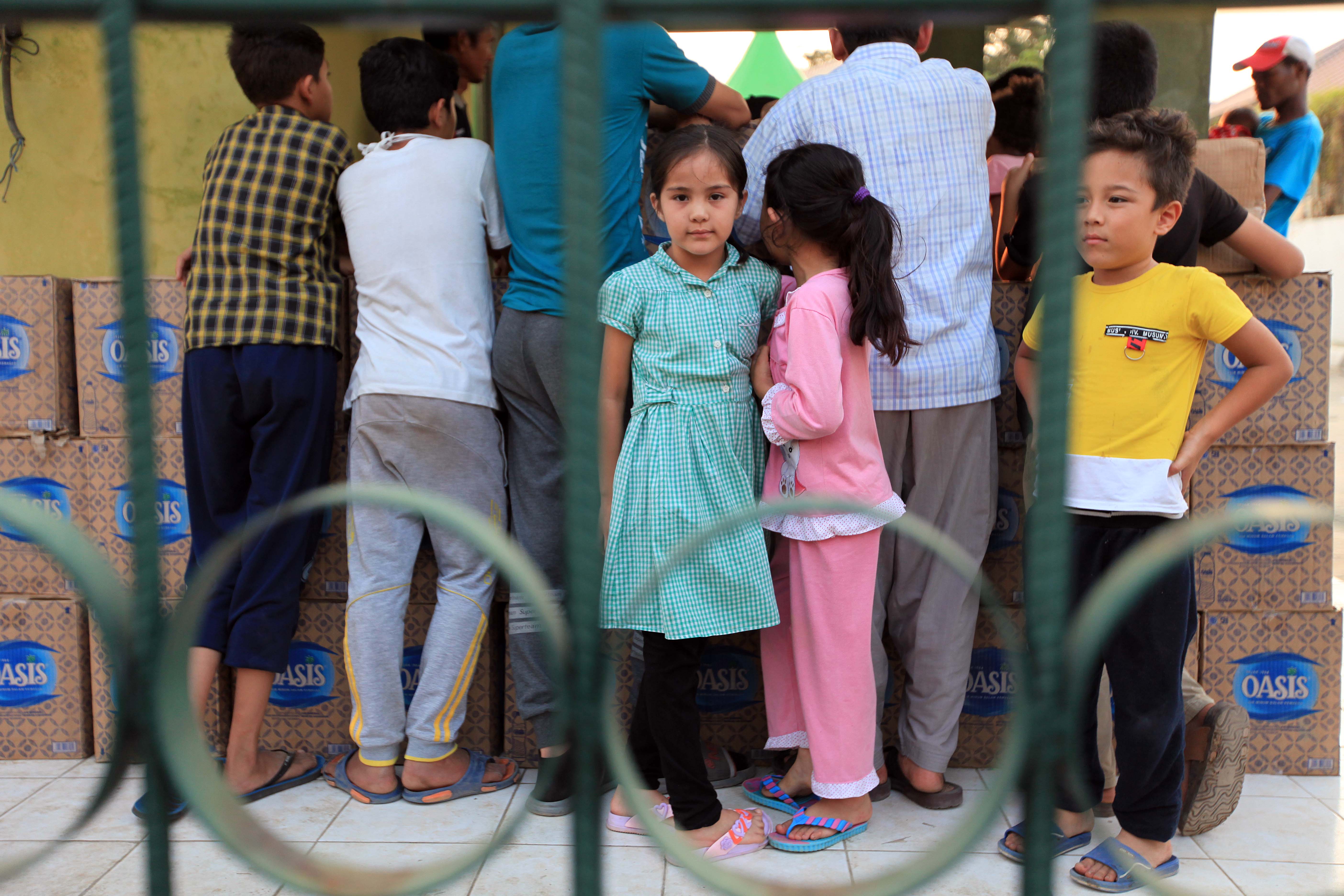 Aktifitas para pencari suaka di lingkungan penampungan yang disediakan oleh Pemprov DKI Jakarta di Gedung Eks Kodim Kalideres, Daan Mogot  