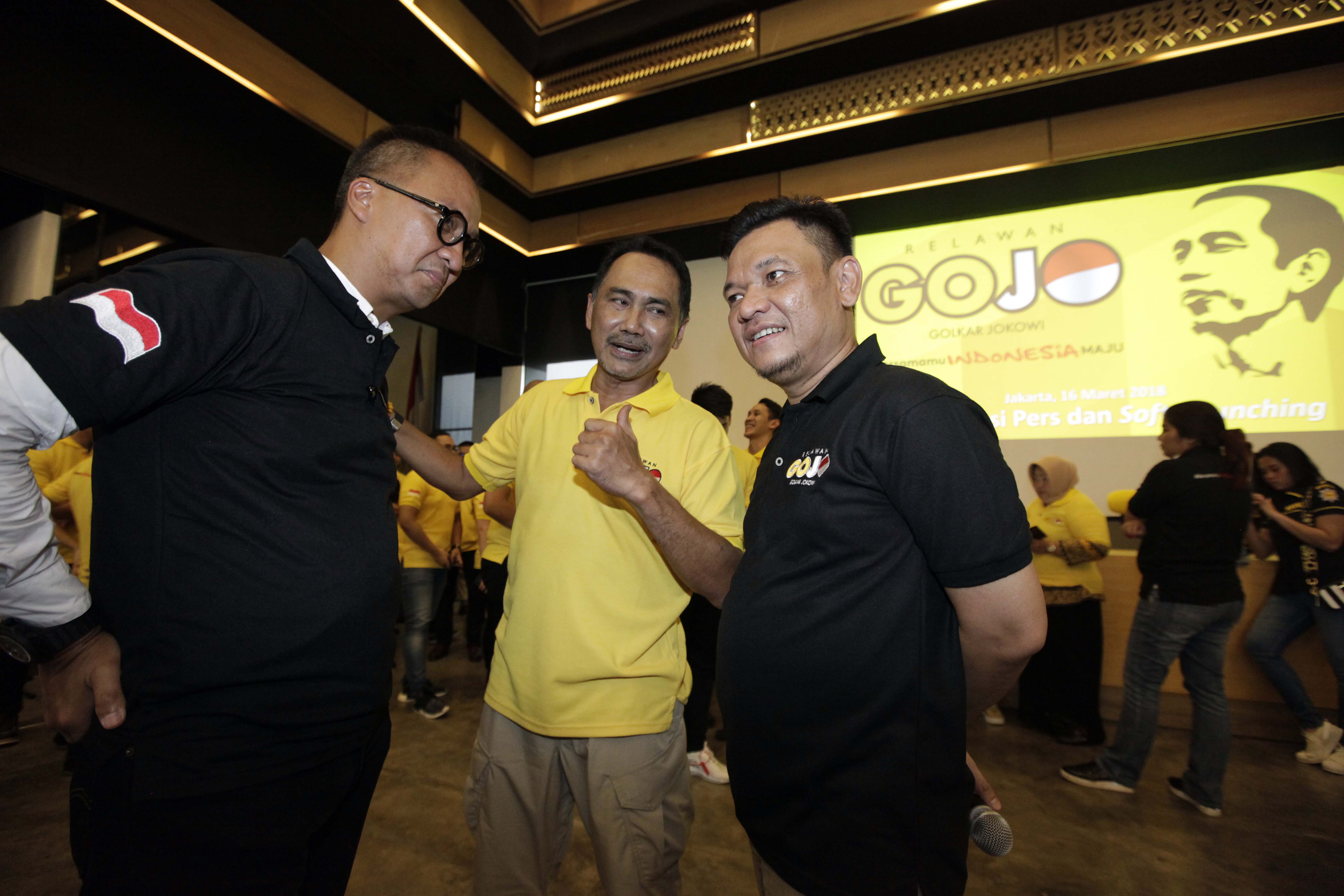 Rizal Mallarangeng (tengah) berbincang dengan Ketua DPP Partai Golkar Tb Ace Hasan Syadzily (kanan) dan Mensos Agus Gumiwang Kartasasmita.