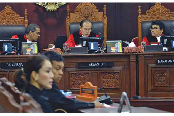 Ketua majelis Hakim Pleno Mahkamah Konstitusi (MK) Aswanto saat memimpin sidang pleno lanjutan perkara sengketa pileg wilayah Papua