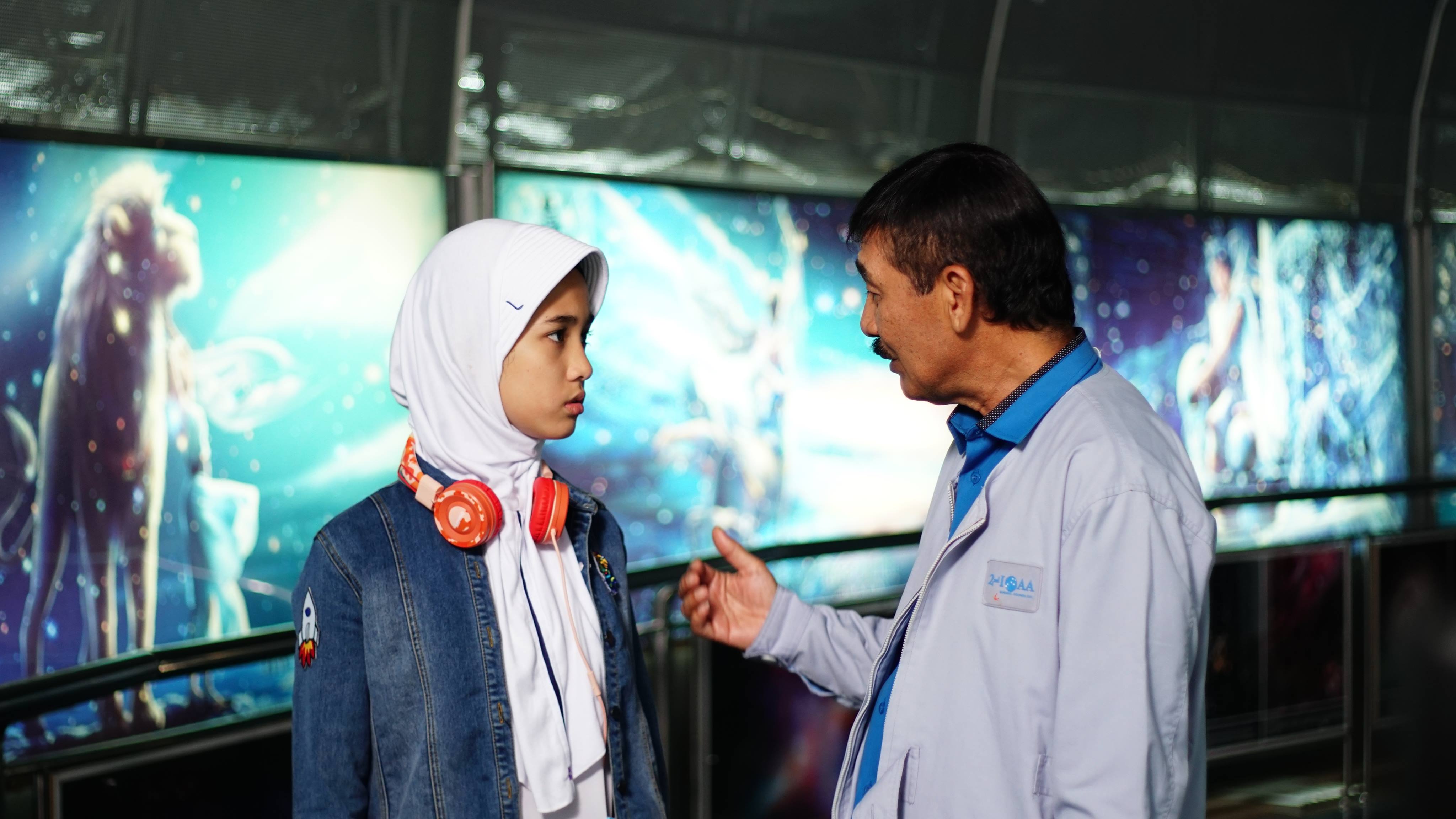 Adegan Aqilla dan Opa dalam film Iqro: My Universe.
