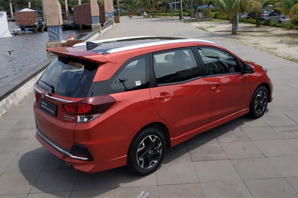  Menguji Manuver Mobilio RS CVT