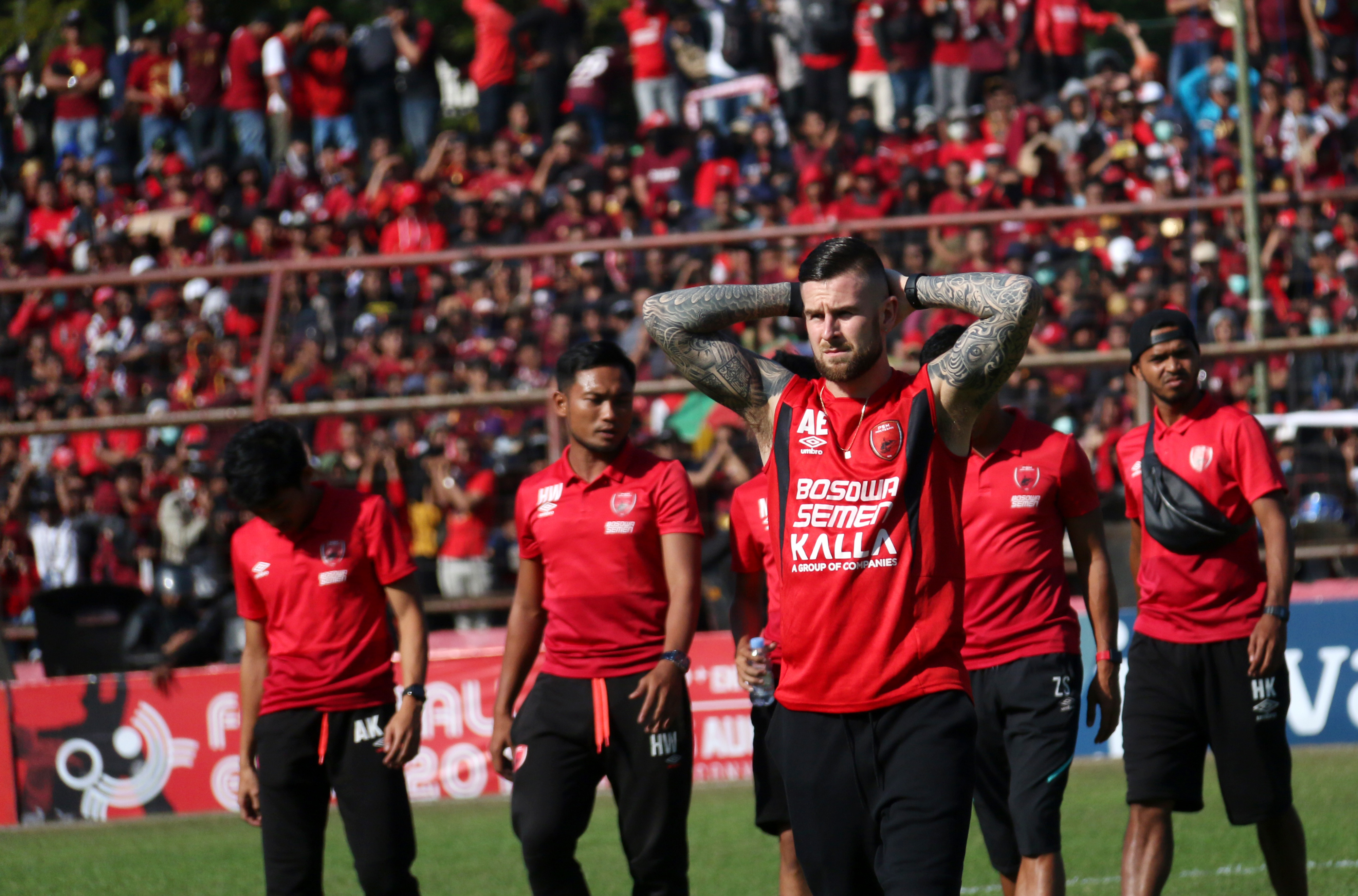 Para pemain PSM Makassar memasuki lapangan pada leg II final Piala Indonesia.