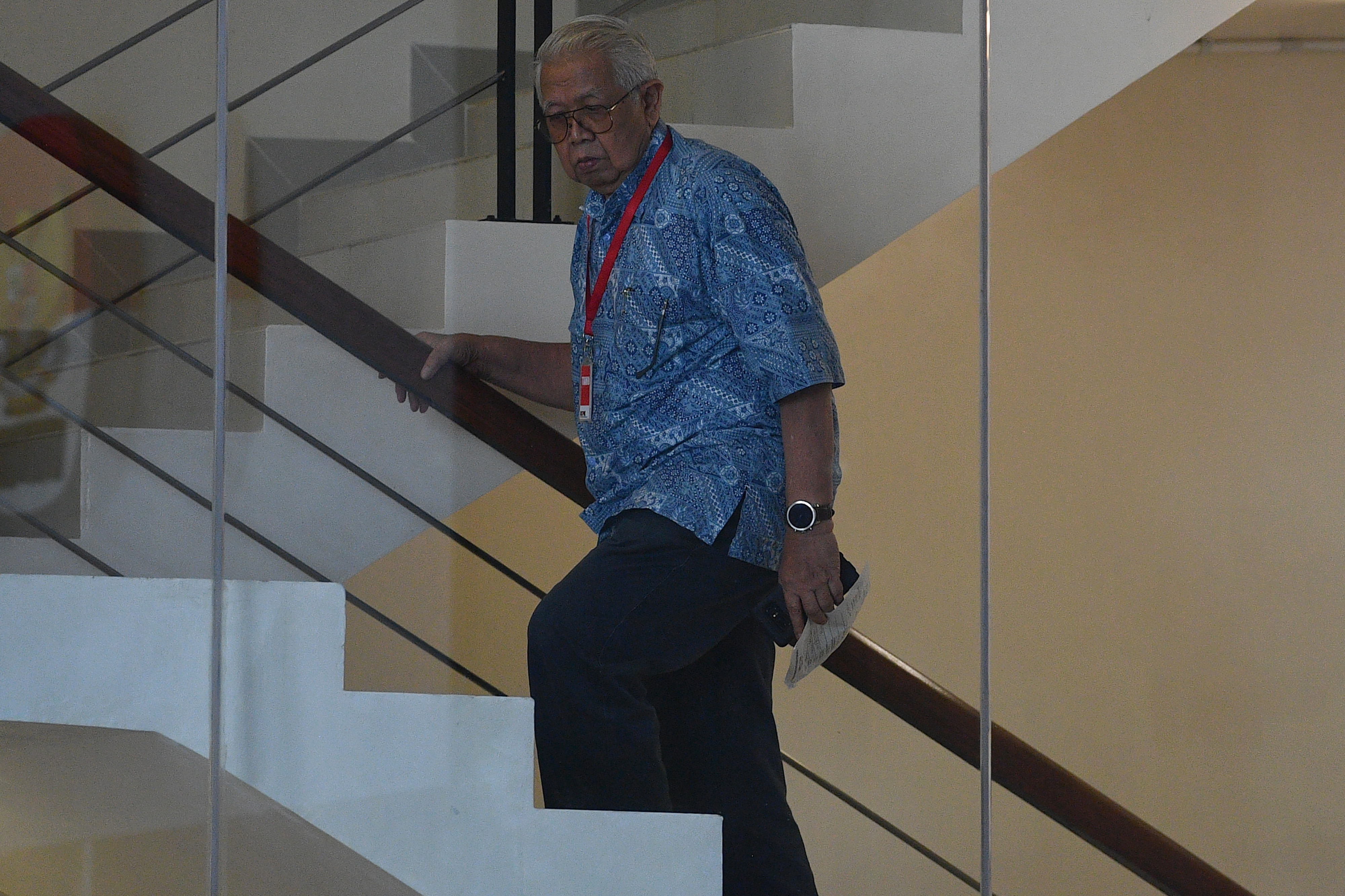  Mantan Menteri Keuangan Bambang Subianto menuju ruang pemeriksaan di kantor KPK, Jakarta, Selasa (9/7/2019)