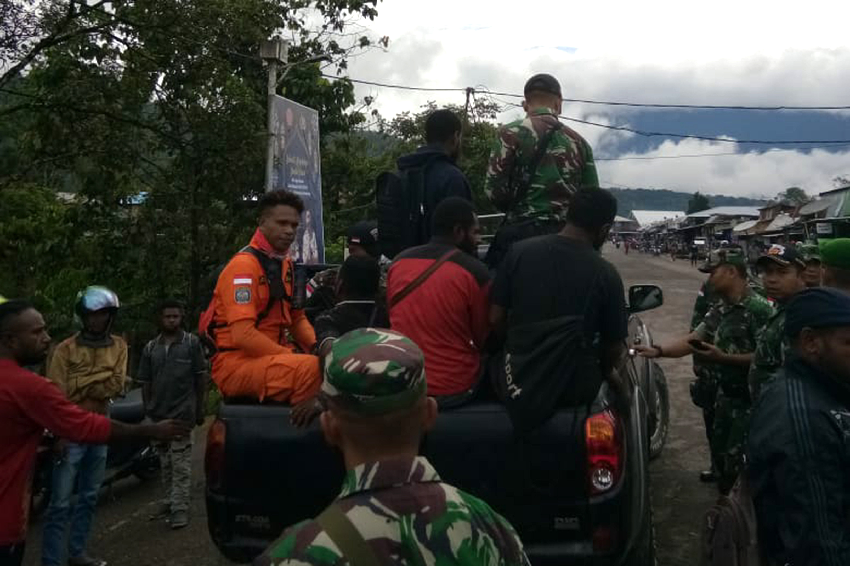  Sejumlah petugas tim gabungan melakukan persiapan untuk melakukan pencarian Heli MI17 milik TNI AD