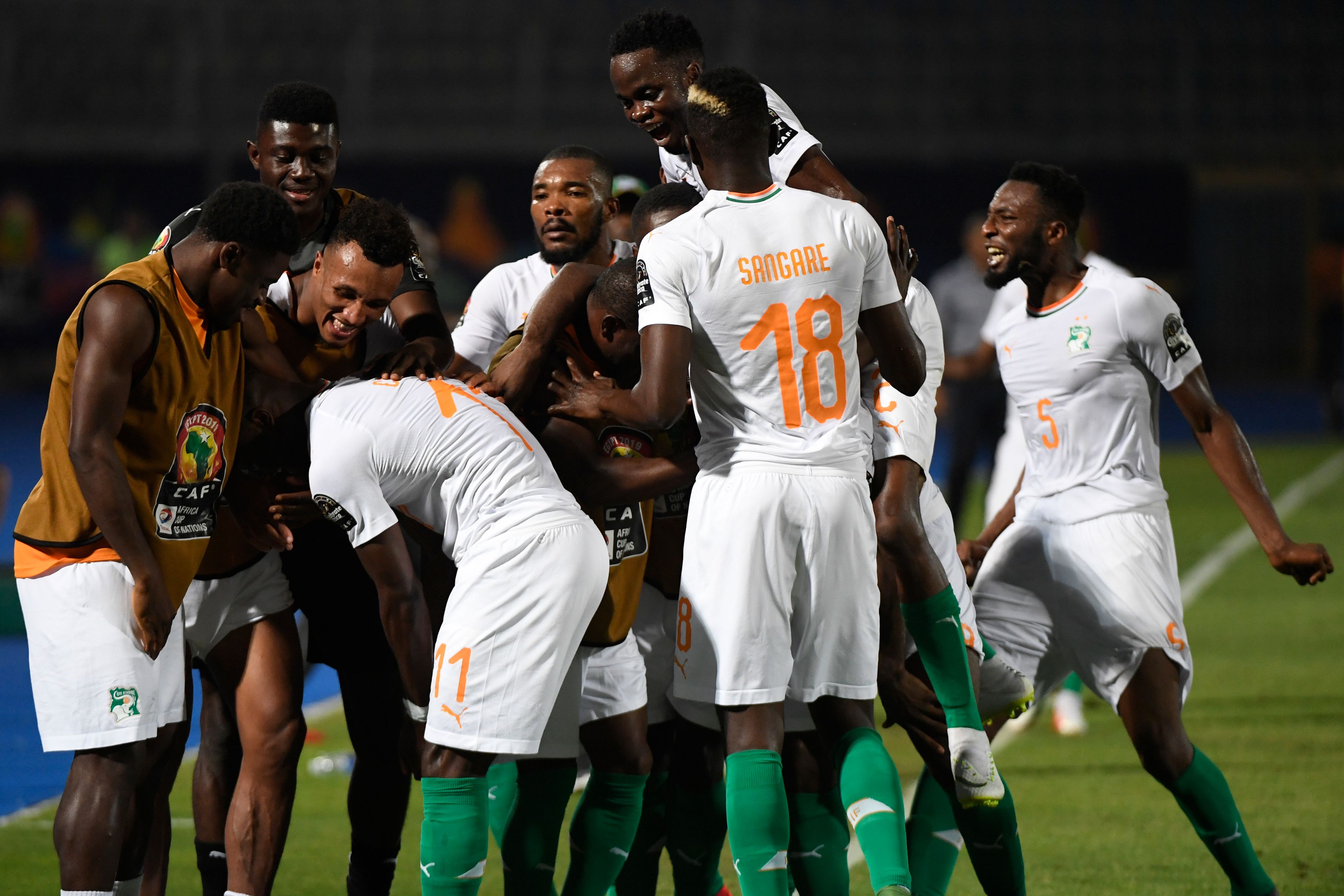 Para pemain Pantai Gading merayakan gol yang dicetak Gnaly Cornet.