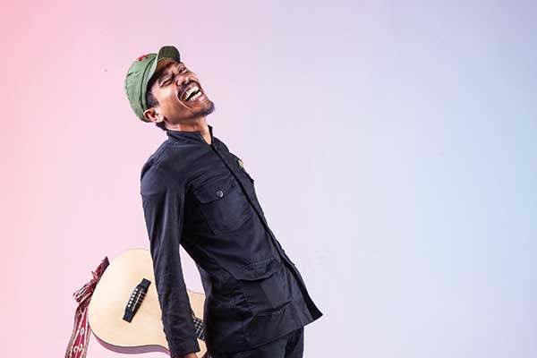 Musisi Iksan Skuter menciptakan lagu berjudul Pesawat