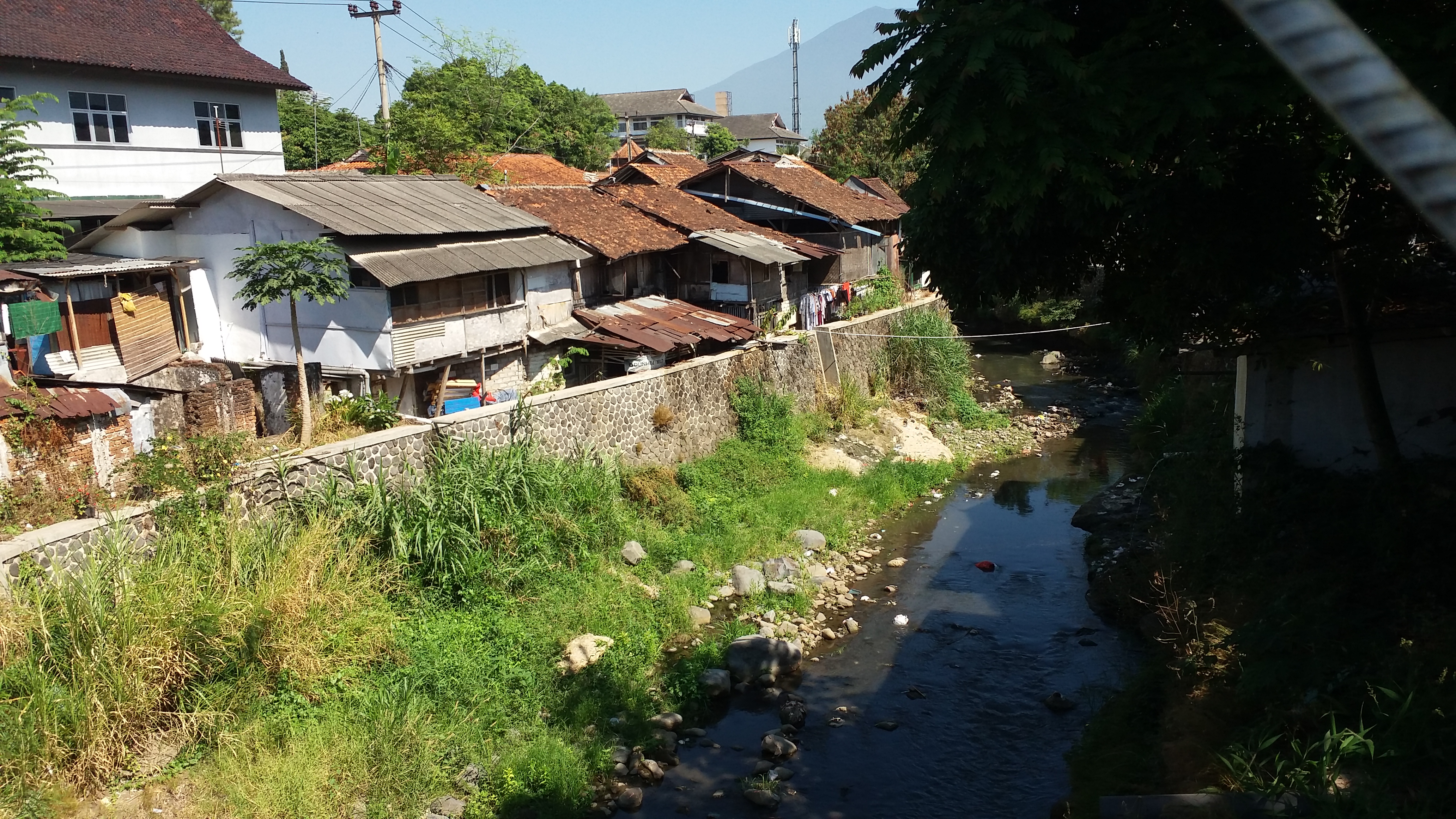 Debit air sungai di Kabupaten Cianjur menyusut  selama musim kemarau. 