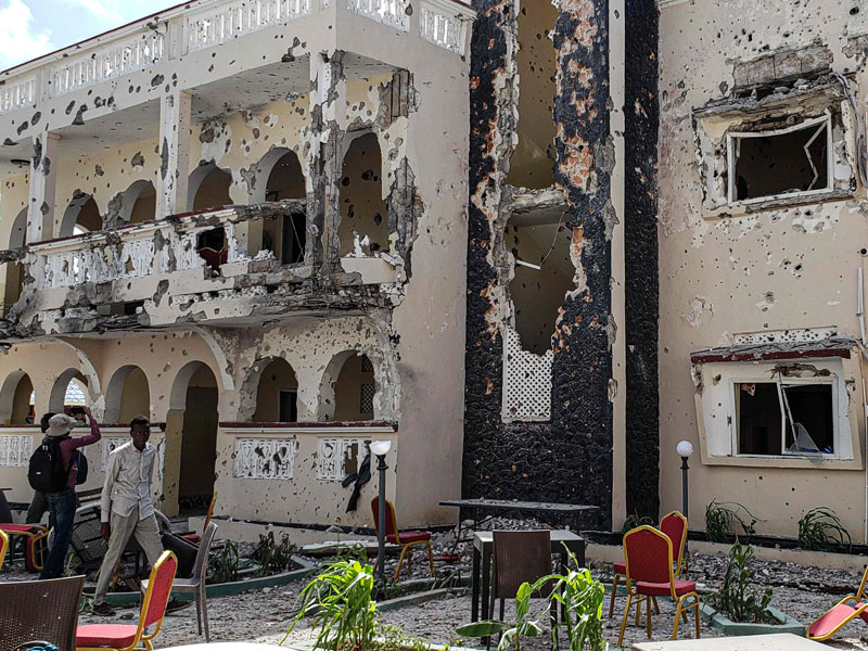  Hotel Medina terlihat hancur setelah pengebom bunuh diri menabrakan kendaraan yang penuh bahan peledak ke hotel itu di Kismayo, Somalia.
