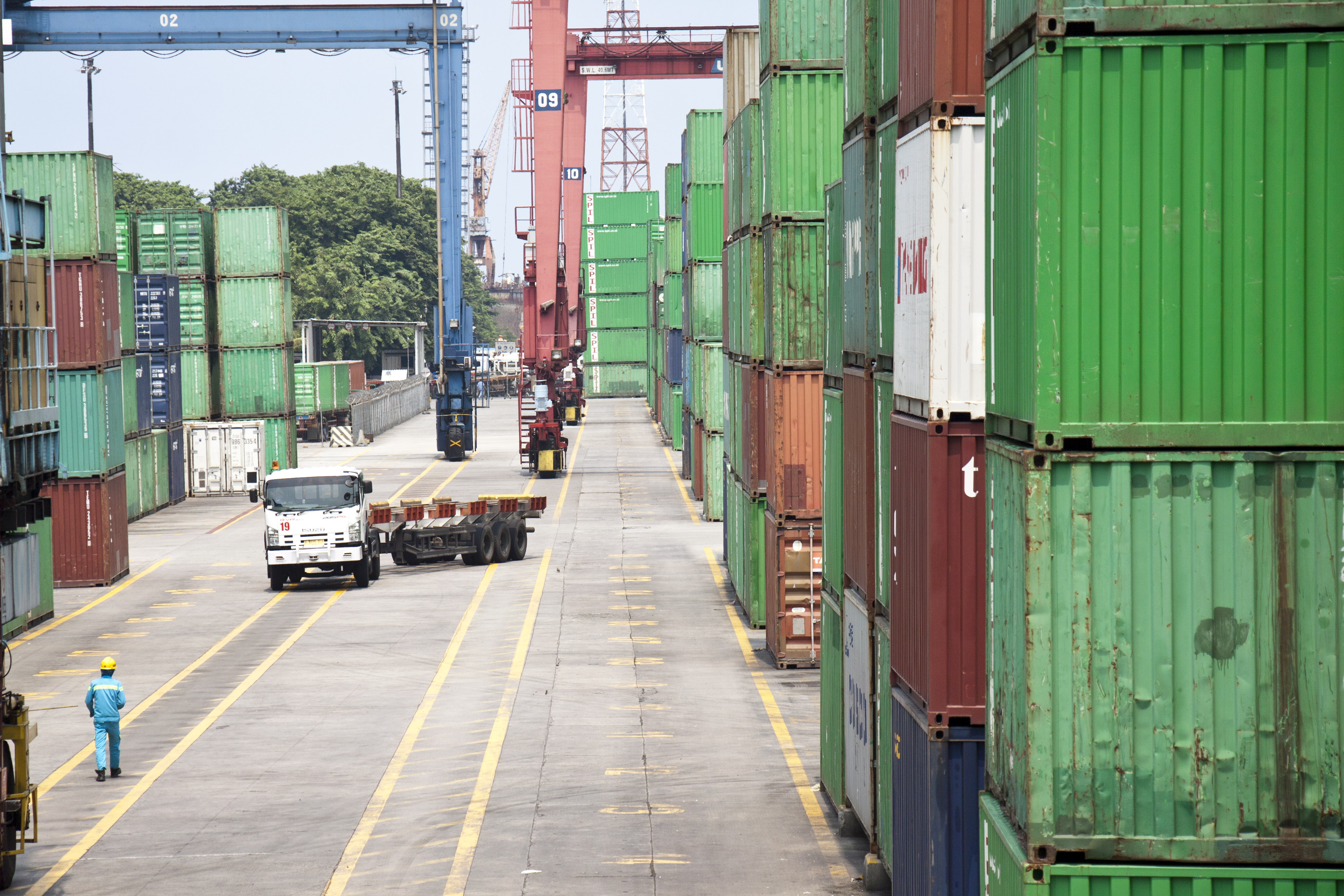  HASIL EKSPOR SDA DISIMPAN DI BANK LOKAL: Petugas beraktivitas di Pelabuhan Tanjung Priok, Jakarta, Selasa (8/1/2019).