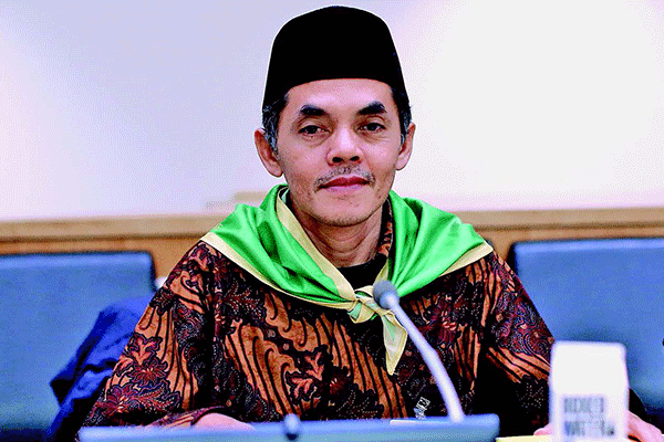 Ketua Departemen Luar Negeri Serikat Petani Indonesia (SPI), Zainal Arifi n Fuad