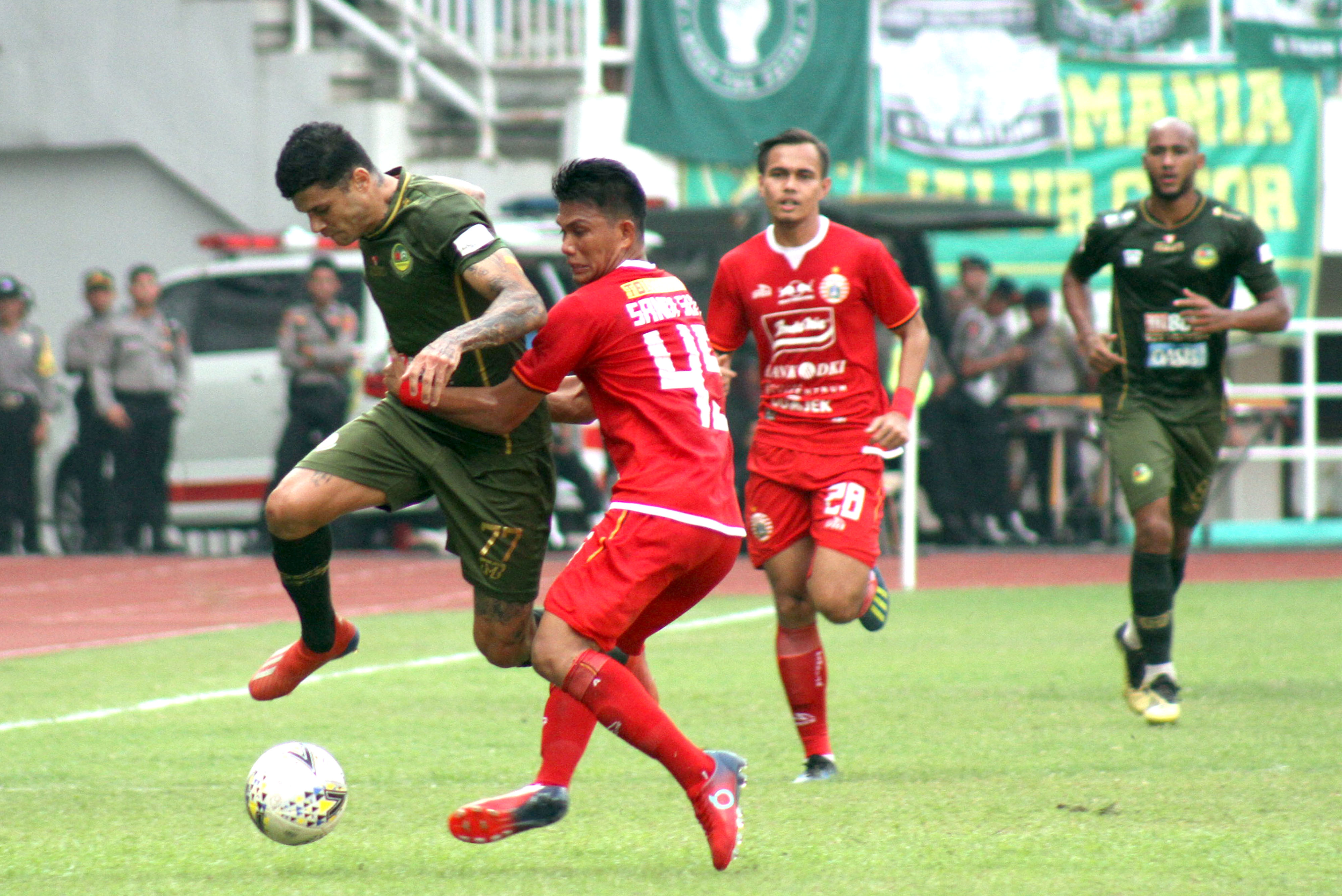 Pemain Tira Persikabo Ciro Henrique Alvez (kiri) berebut bola dengan pesepak bola Persija Jakarta Sandi Sute. 