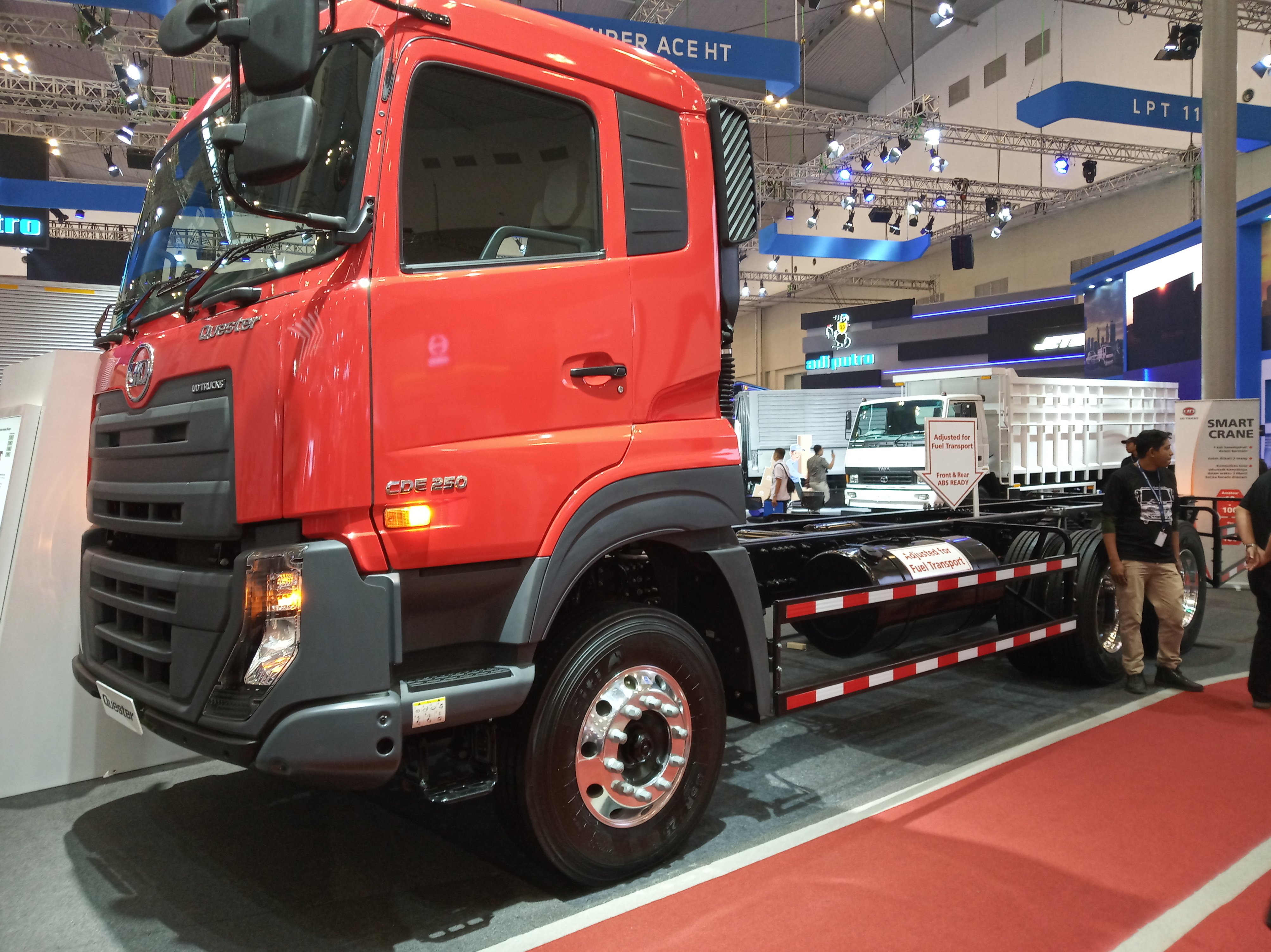 Direksi UD Trucks Indonesia di depan produk Quester UD Trucks