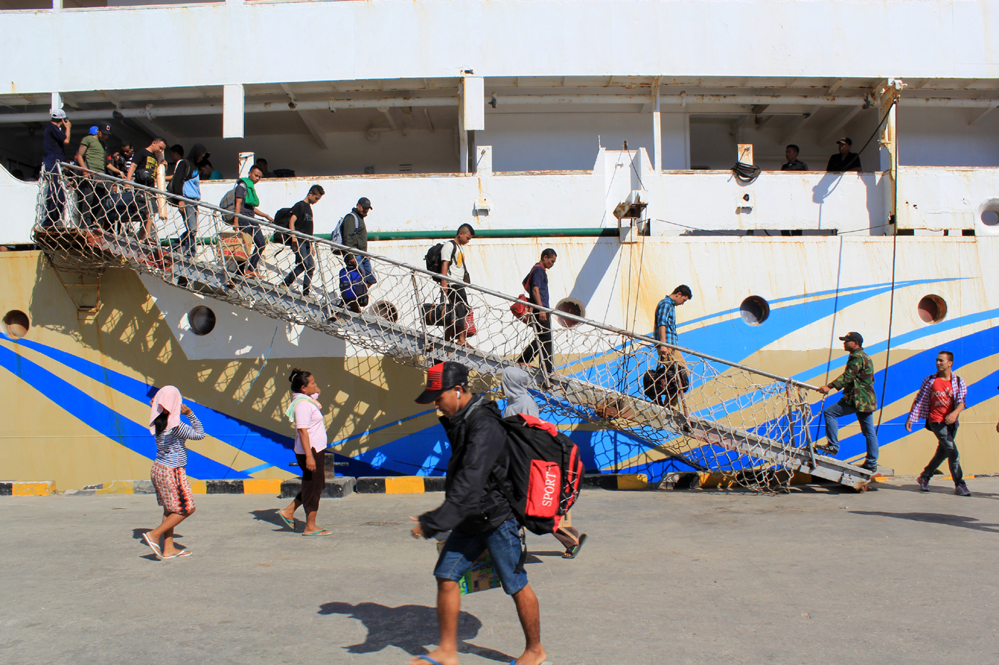Penumpang turun dari Kapal Motor (KM) Umsini di Pelabuhan Tenau Kupang, Nusa Tenggara Timur.