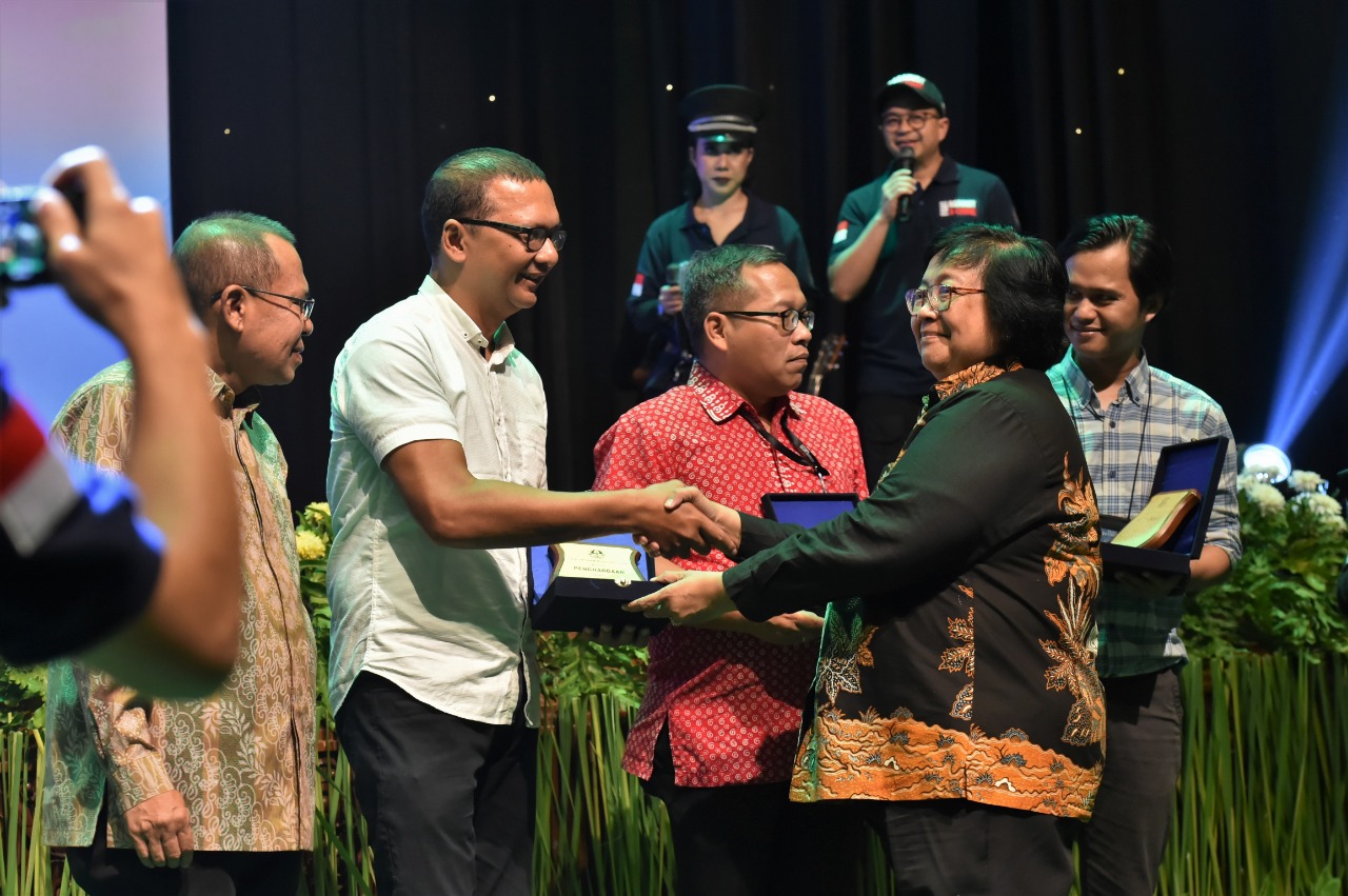 Menteri LHk Siti Nurbaya menyerahkan penghargaan pemberitaan penegakan hukum lingkungan pada Askadiv Mediaindonesia.com Henri S. Siagian