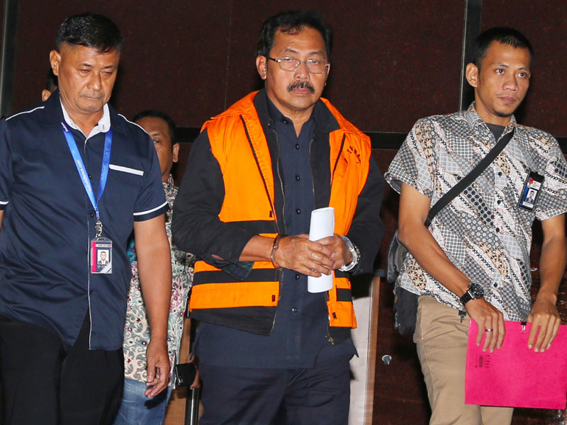 Gubernur Kepulauan Riau Nurdin Basirun (tengah) mengenakan rompi tahanan usai menjalani pemeriksaan di Gedung KPK, Jakarta.