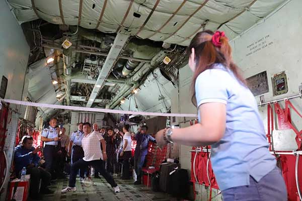 Susy Susanti , Alan Budikusuma bermain olahraga tepok bulu itu di dalam kabin pesawat C-130 Hercules pada ketinggian 17.500 kaki