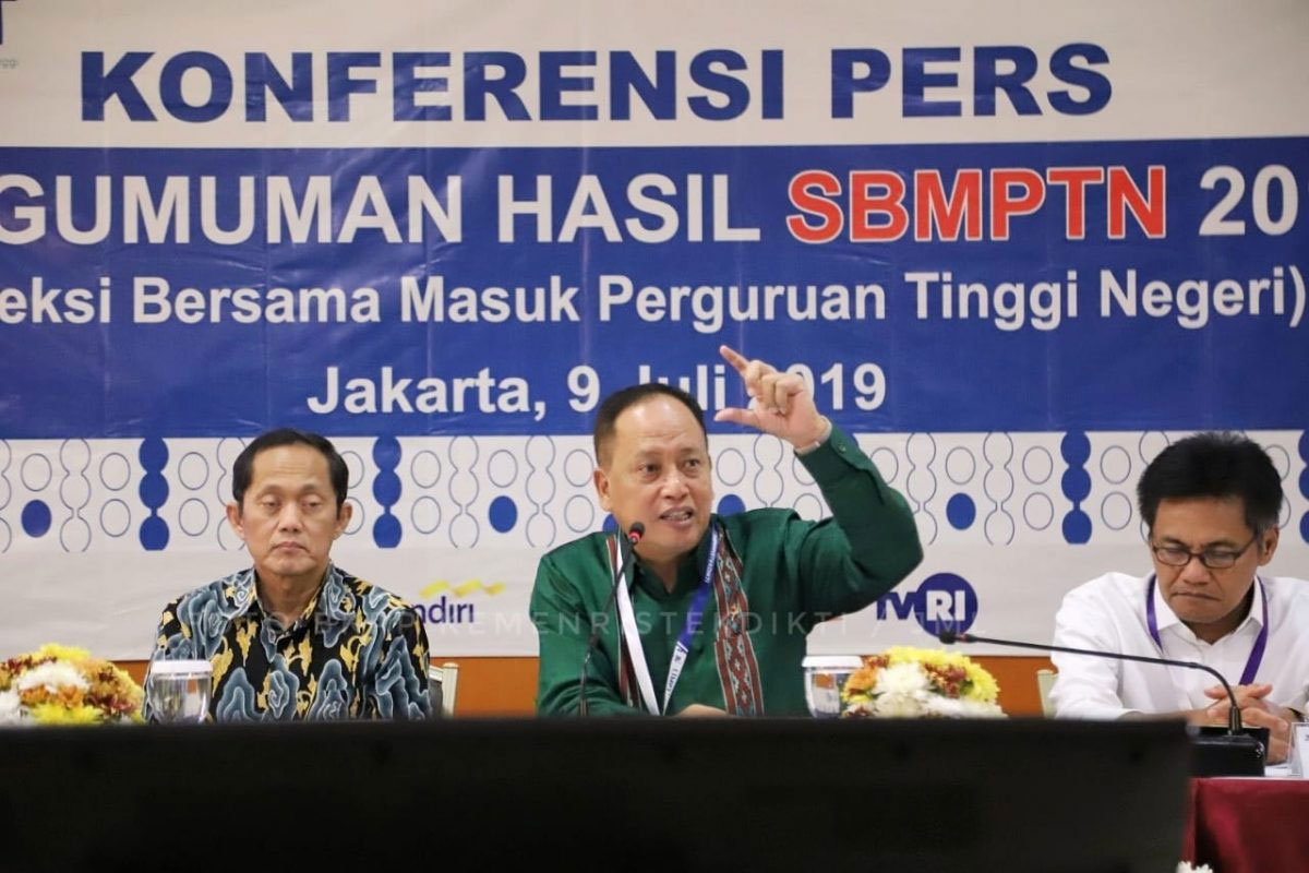  Menteri Riset, Teknologi, dan Pendidikan Tinggi (Menristek-Dikti) M Nasir saat jumpa pers pengumuman SBMPTN 2019,