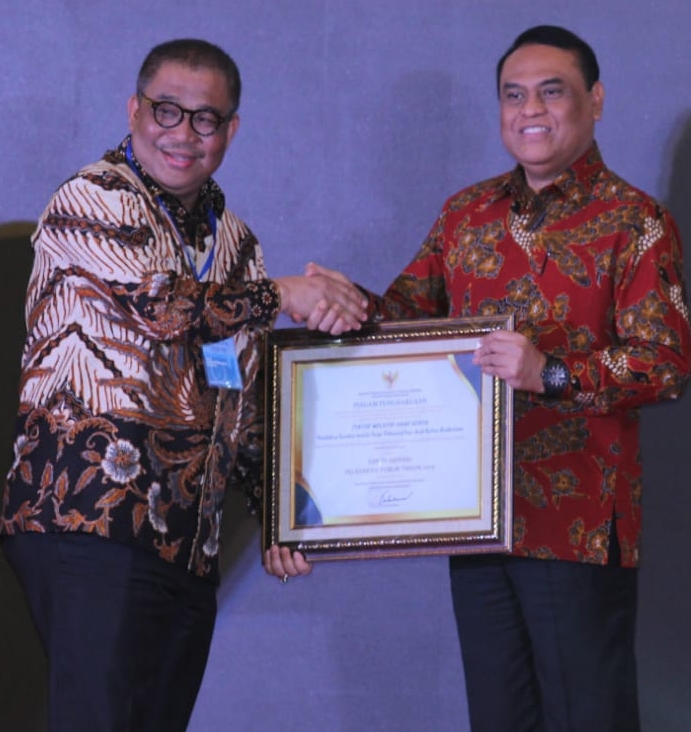 Sekretaris Jenderal Hartono Laras dan Direktur Jenderal Rehabilitasi Sosial Kemensos Edi Suharto menerima penghargaan. 