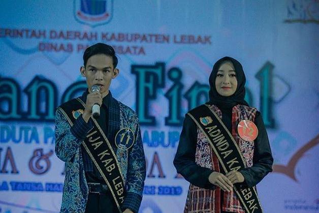 Hari Subangkit (kiri) merupakan mahasiswa Semester 6 Program Studi Sistem Informasi di STMIK Nusa Mandiri Jatiwaringin.