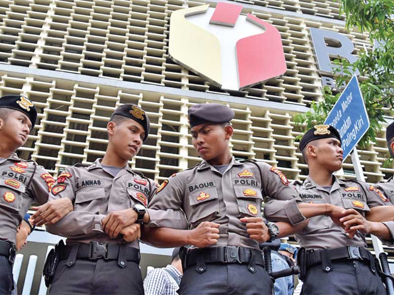 Petugas kepolisian bersiaga untuk mengantisipasi unjuk rasa dari pihak-pihak yang tidak puas atas hasil Pilpres 2019 di Kantor Bawaslu 