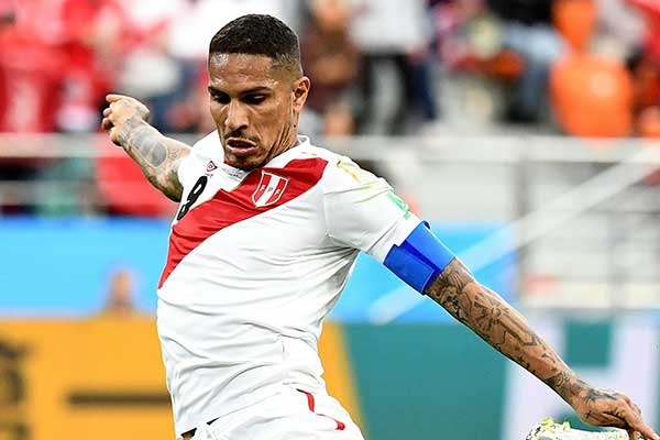  Pemain depan Peru Paolo Guerrero