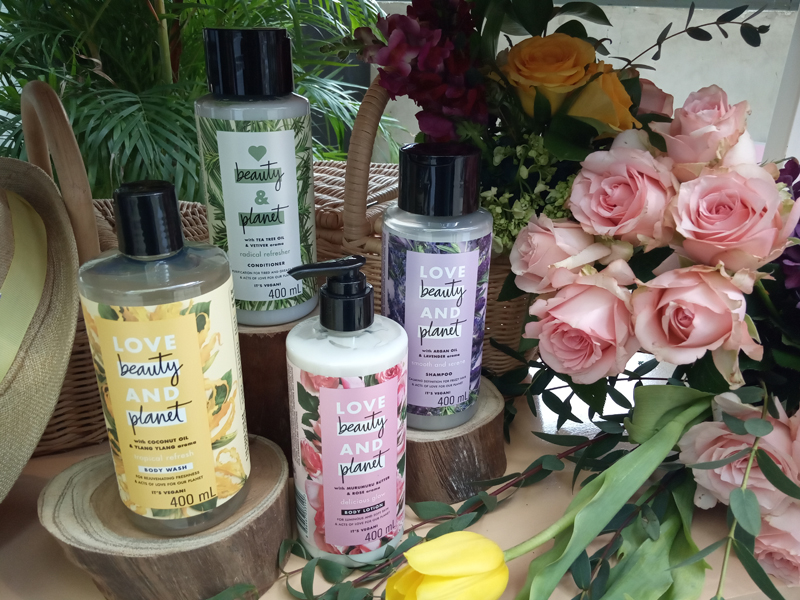 Lima rangkaian Love Beauty and Planet yang ramah lingkungan.