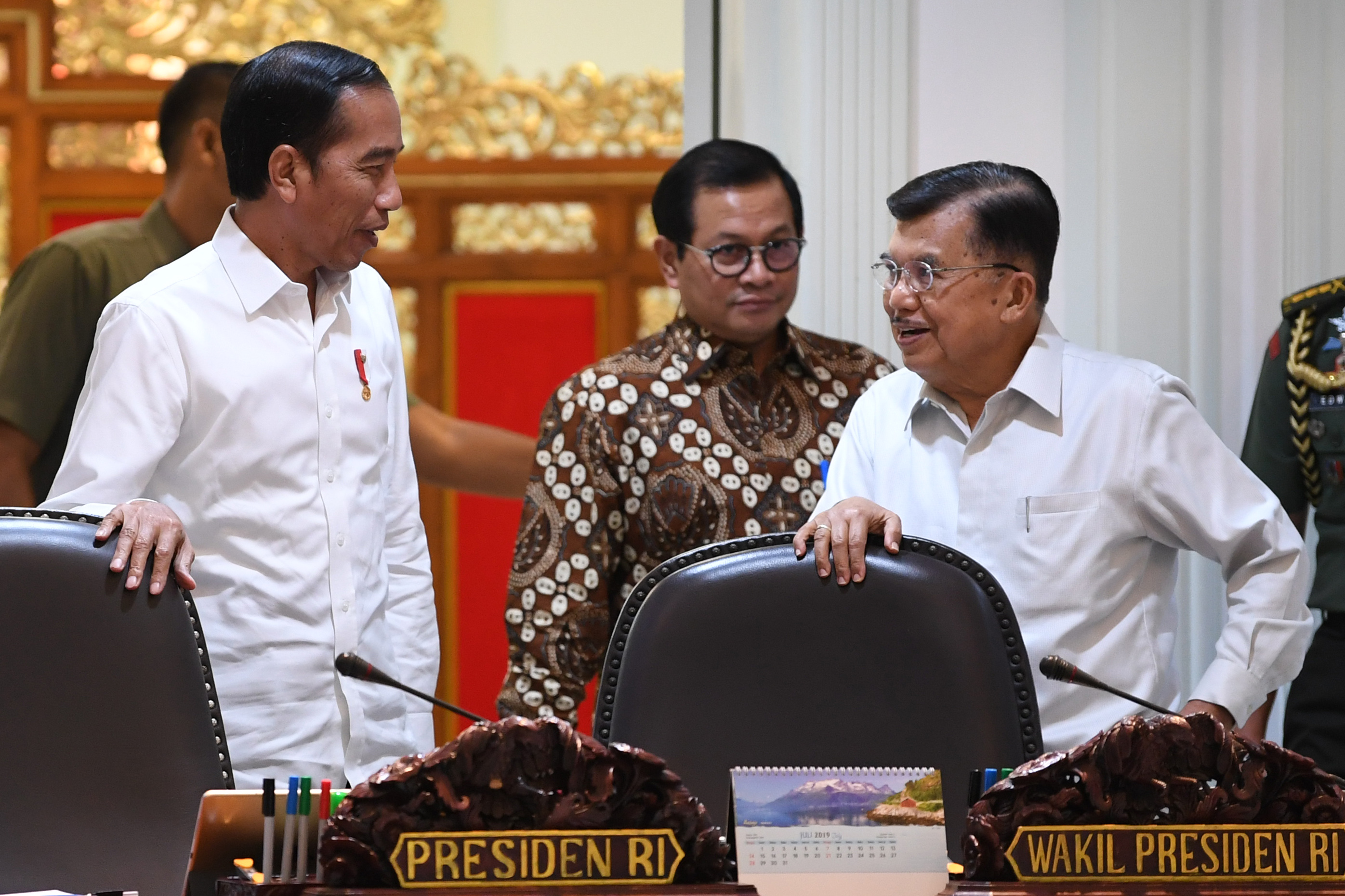 Presiden Joko Widodo (kiri) berbincang dengan Wakil Presiden Jusuf Kalla (kanan) sebelum memimpin rapat terbatas di Kantor Presiden