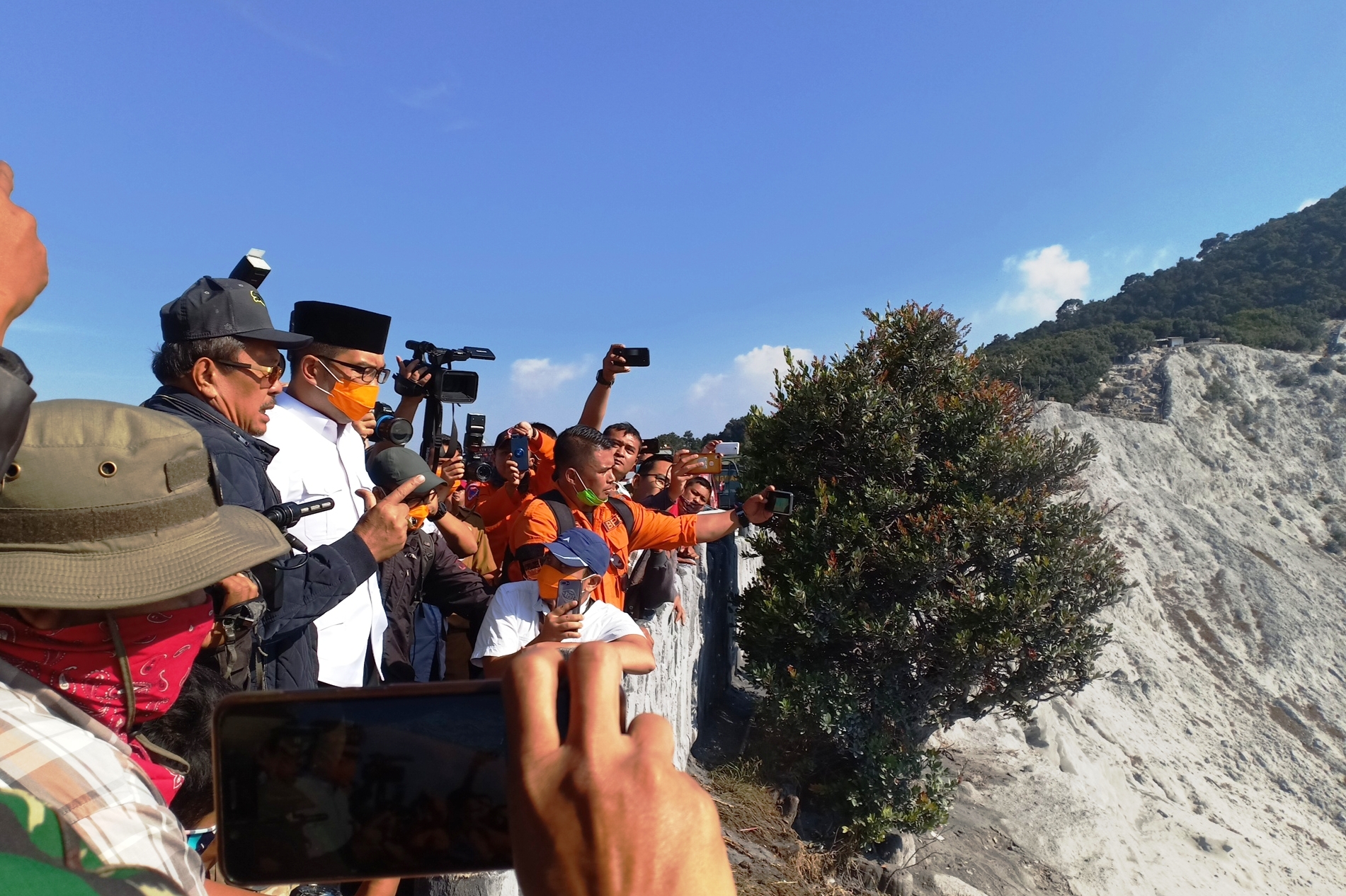 Gubernur Jawa Barat, Ridwan Kamil didampingi petugas BPBD melihat kondisi Kawah Ratu di Gunung Tangkuban Parahu, Senin (29/7).