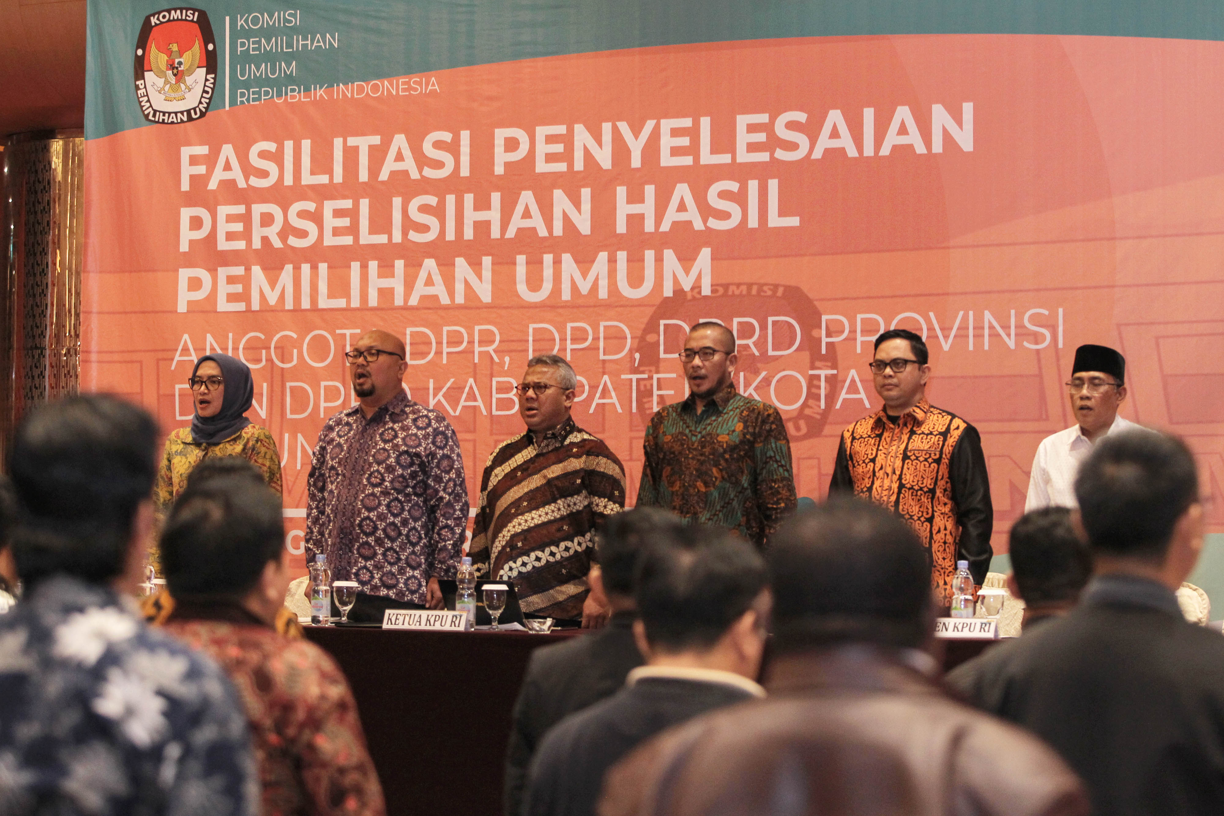 KPU saat menggelar rapat koordinasi dengan KPUD soal penyelesaiaan PHPU