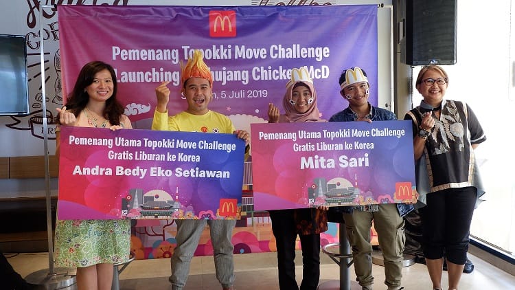  Para pemenang kompetisi Topokki Move Challenge, di Jakarta.