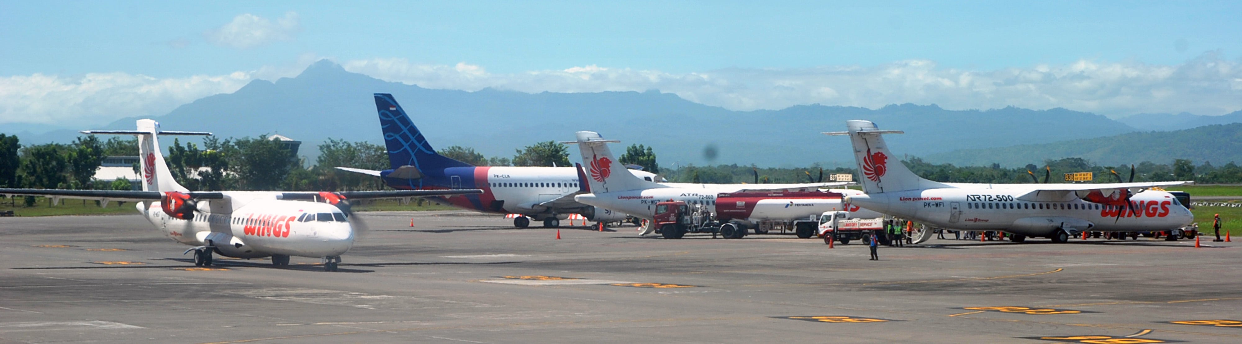 Pesawat dari beberapa maskapai terparkir di Bandara Internasional Sultan Hasanuddin, Makassar