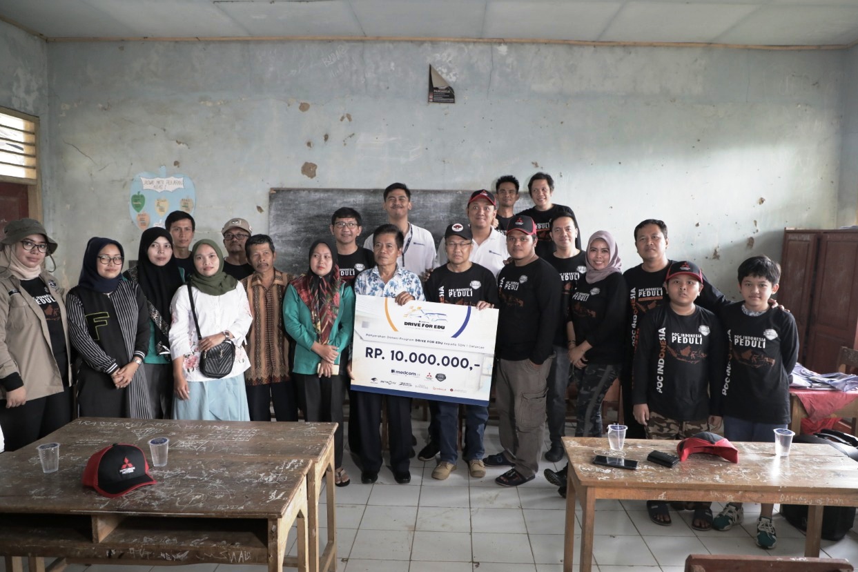 Tim Medcom.id dan Pajero Owner Community (POC) bersama perwakilan SDN 01 Datarcae