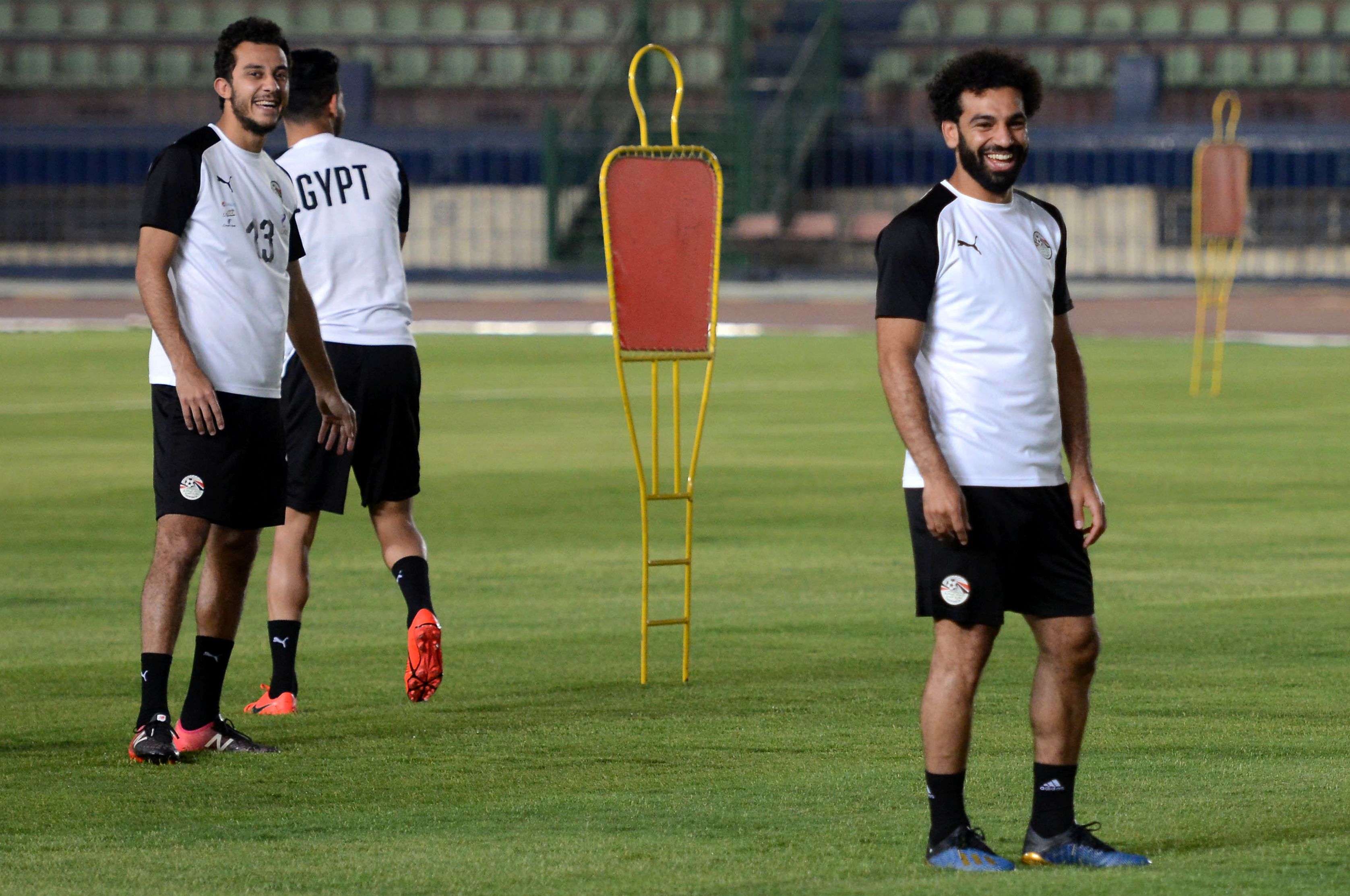 Pemain depan Mesir Mohamed Salah (kanan) menghadiri sesi pelatihan di stadion Akademi 