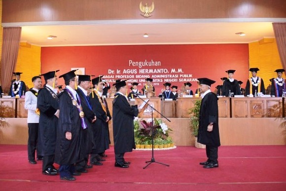Wakil Ketua DPR RI Agus Hermanto saat pengukuhan sebagai guru besar bidang Administrasi Publik