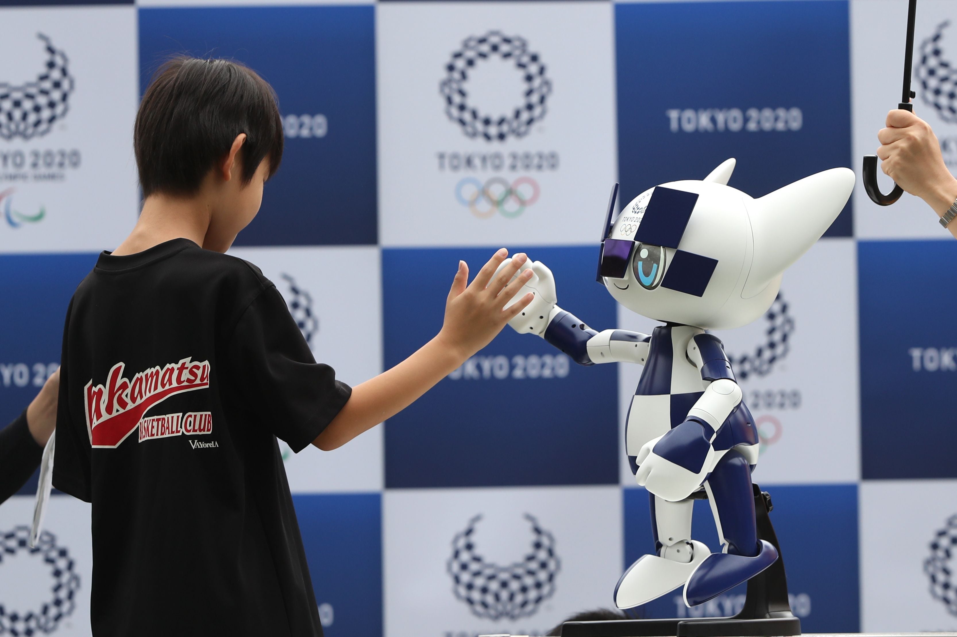Seorang anak berinteraksi dengan Miraitowa, maskot Olimpiade 2020.