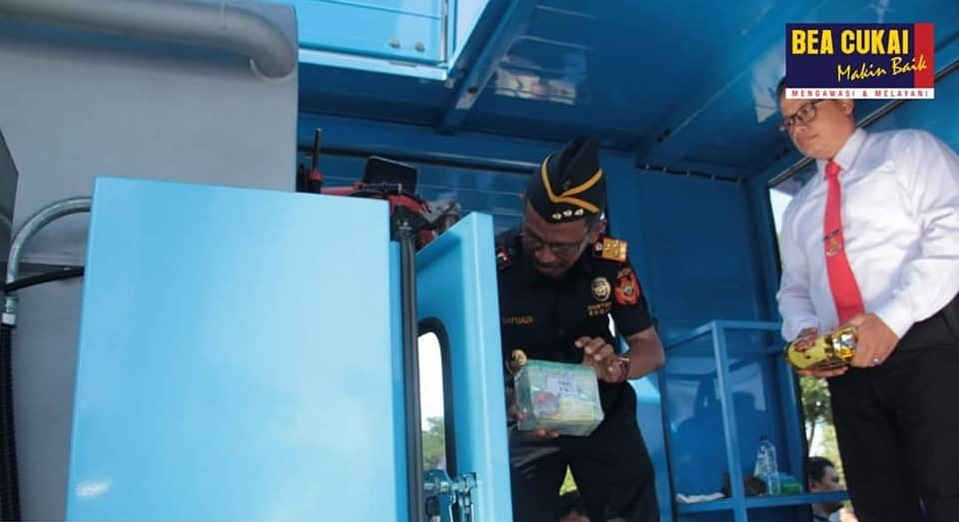 Petugas Bea Cukai melakukan pemeriksa barang-barang yang masuk ke Indonesia. 